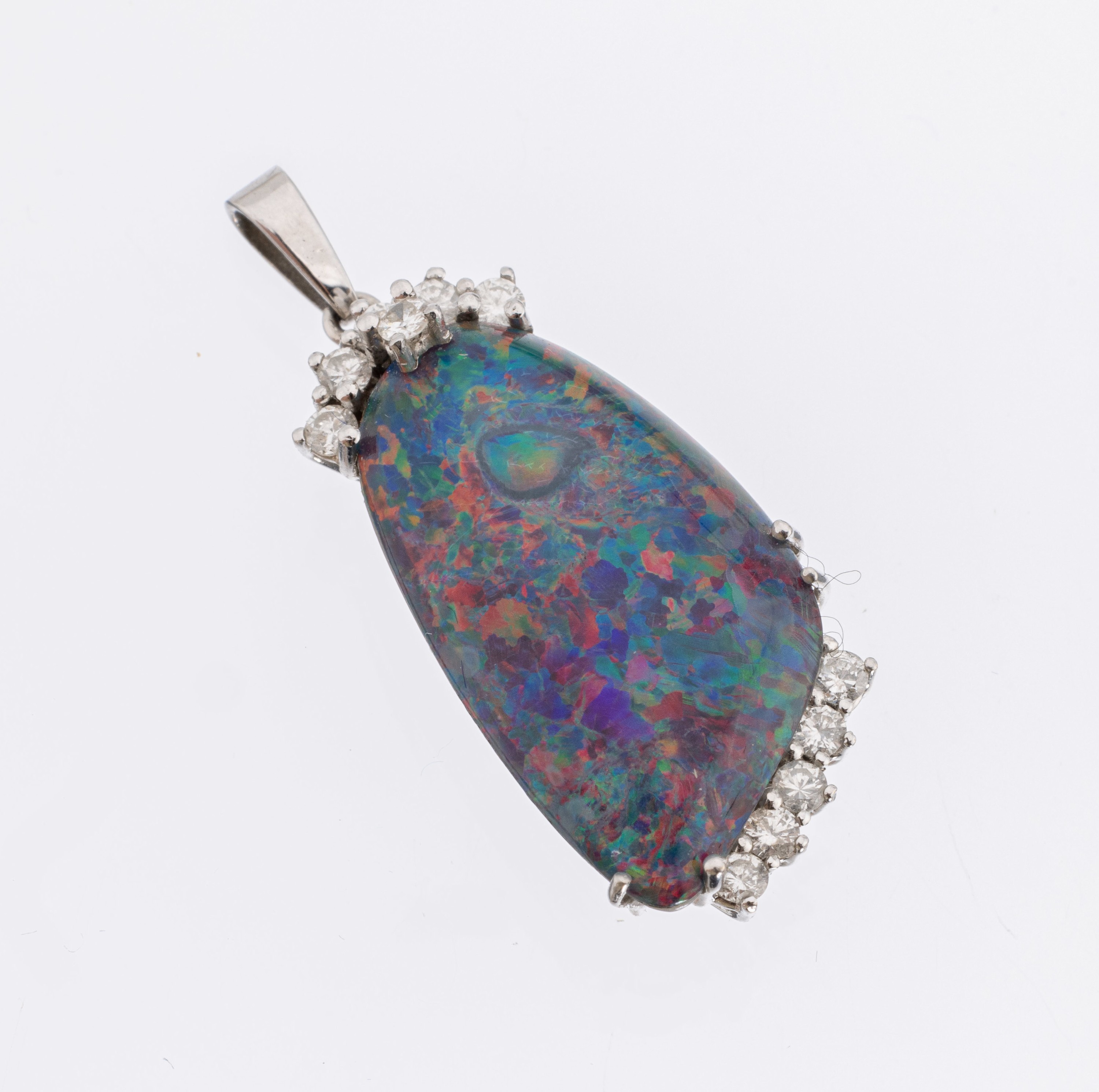 14 kt Gold Brillant-Opal-Anhänger, WG 585/000, asymm. Opaltriplette, mit schönem Farbspiel, 11 Brillanten zus. ca. 0.33 ct Weiß/si-p, ca. 3.6 g