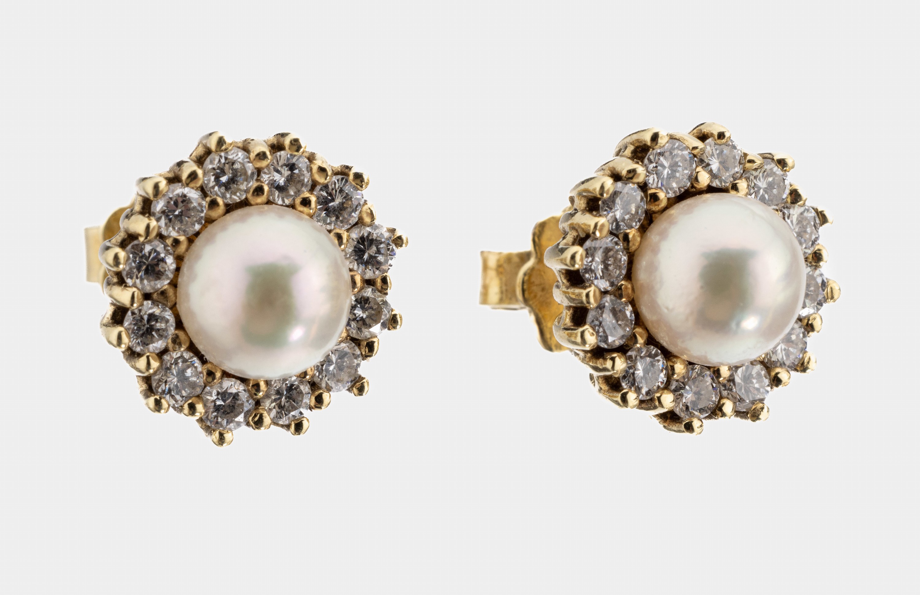 Paar 14 kt Gold Brillant-Perl-Ohrstecker, GG 585/000, mittig l. rosef. Akoyazuchtperle, D. ca. 6 mm, umgeben von 24 Brillanten zus. ca. 0.72 ct ...