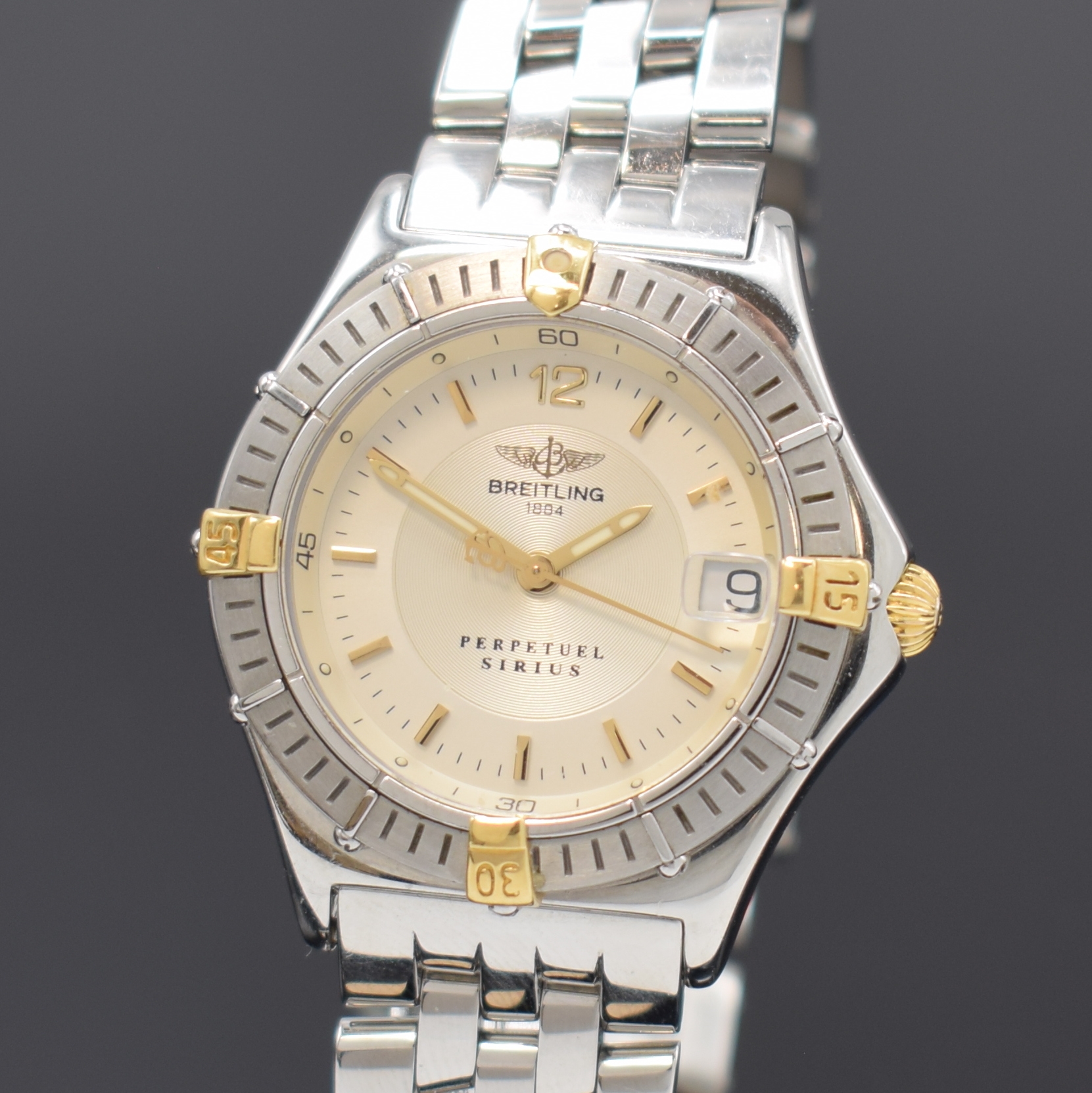 Detail a: BREITLING Damenarmbanduhr Serie Perpetual Sirius Referenz B62022, Schweiz um 1995, Edelstahl/Gold kombiniert inkl. Pilotband m. Faltschl., Boden ...