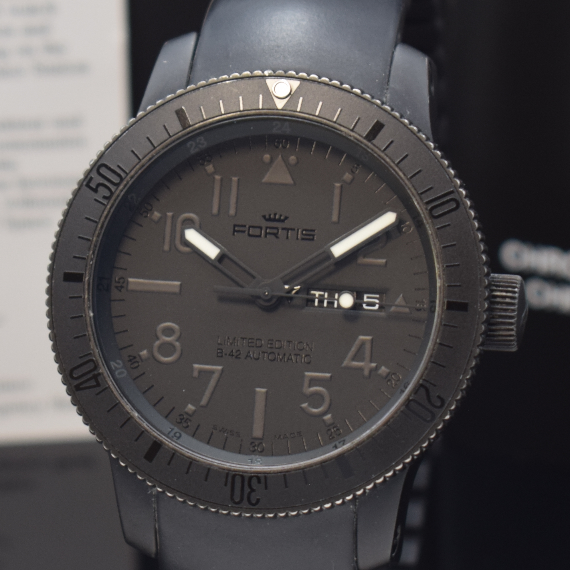 Detail a: FORTIS B-42 Black & Black auf 2012 Stück limitierte Herrenarmbanduhr Referenz 647.28.158.1, Automatik, hergestellt zum 100. Jbiläum der Marke, ...