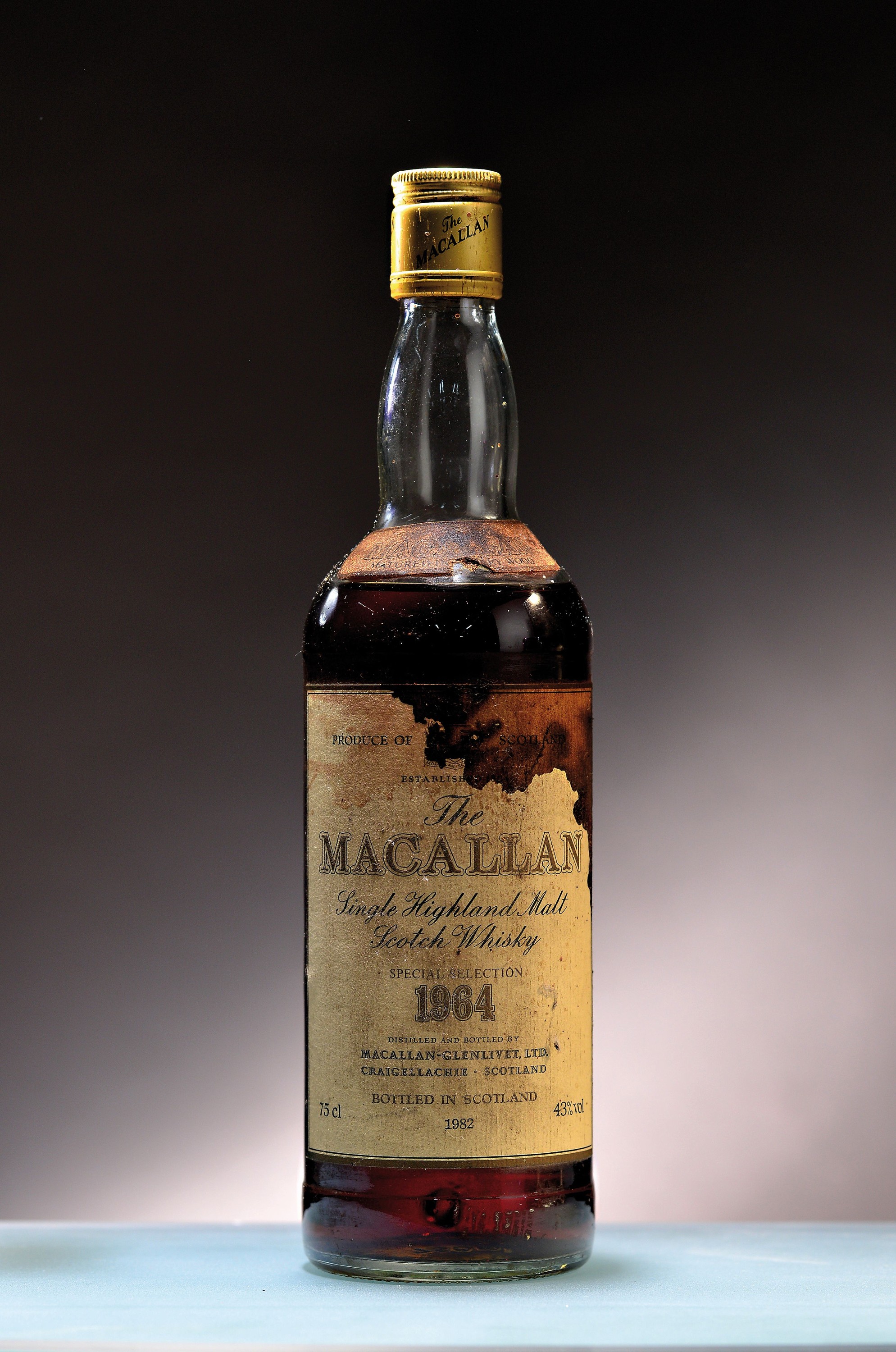1 Flasche 1964 The Macallan Special Selection , abgefüllt 1982, Single Highland Malt, ca. 75cl, 43%Vol., high shoulder, Etikett mit stärkerem ...