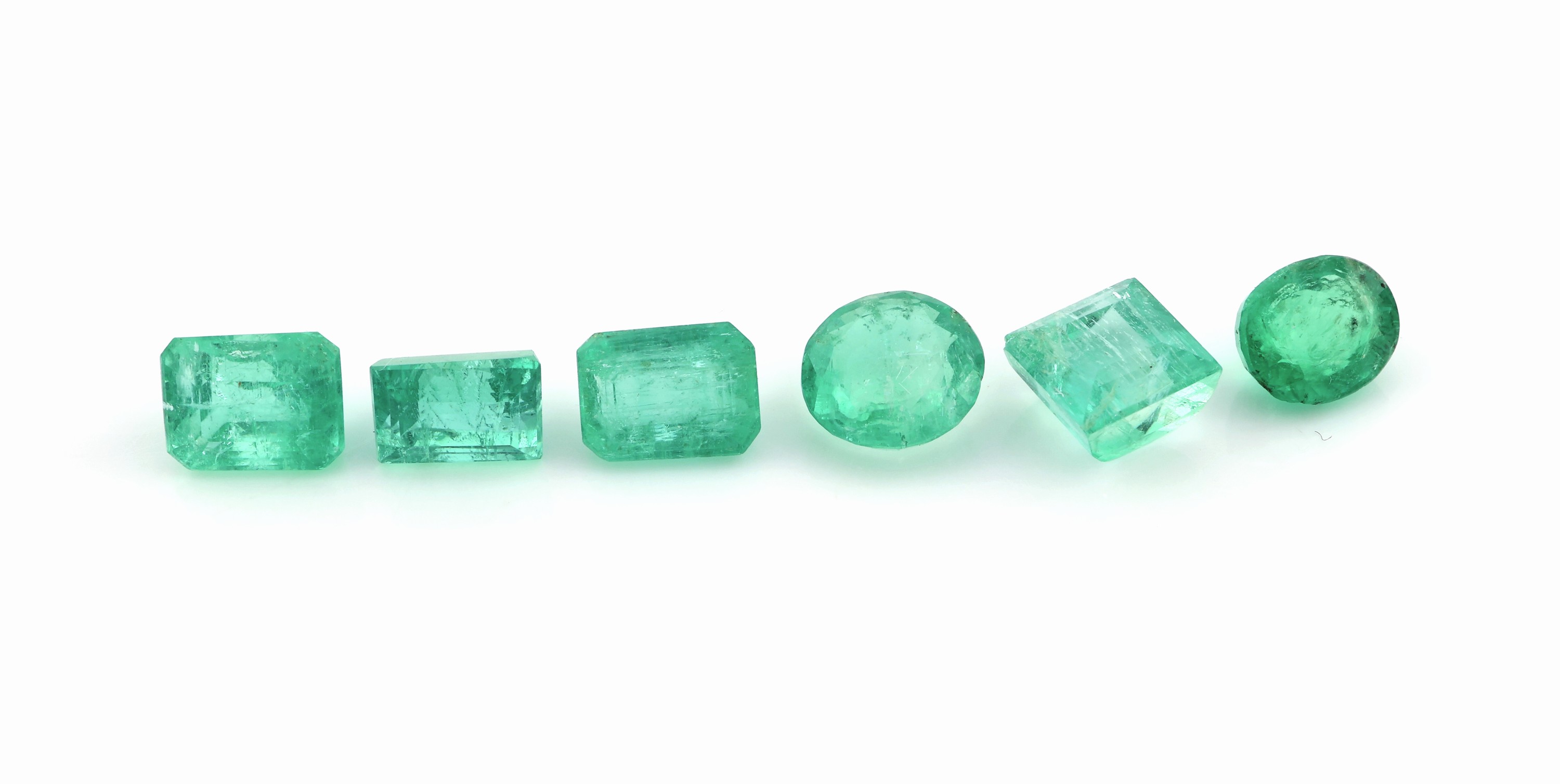 Lot 6 lose Smaragde, zus. ca. 4.5 ct, in versch. Formen und Größen