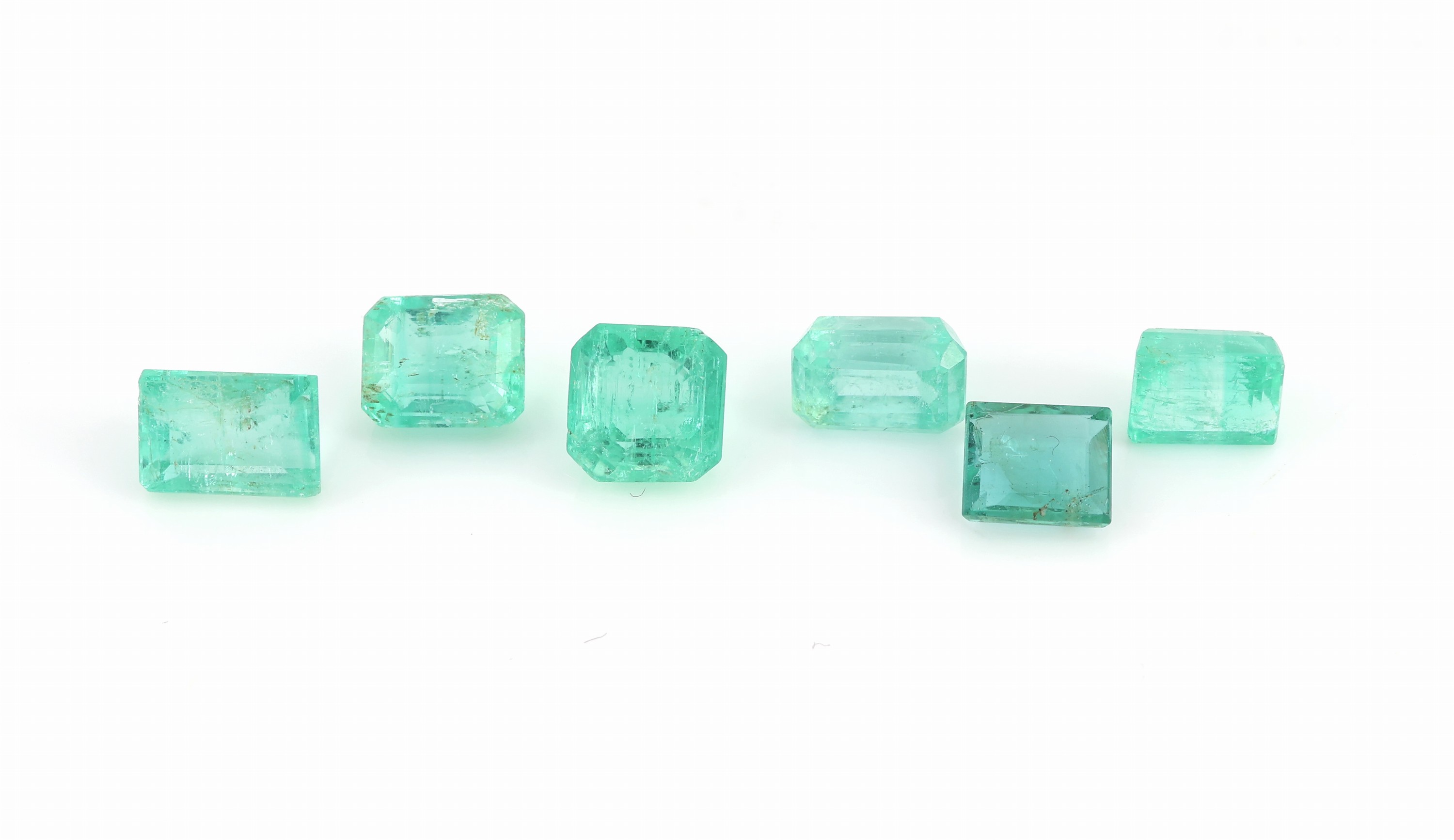 Lot 6 lose Smaragde, zus. ca. 3.6 ct, in versch. Formen und Größen
