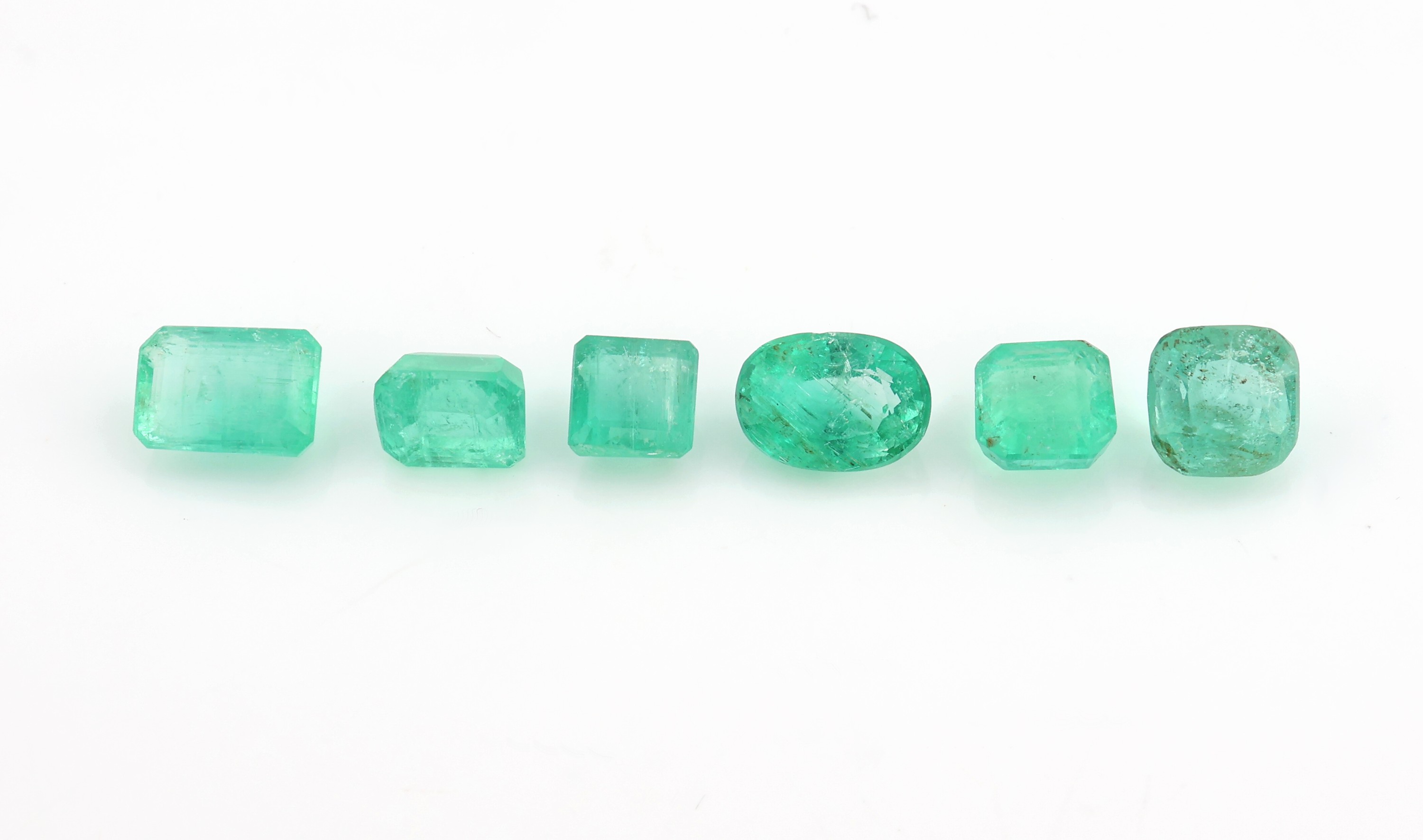 Lot 6 lose Smaragde zus. ca. 4.5 ct, in versch. Formen und Größen