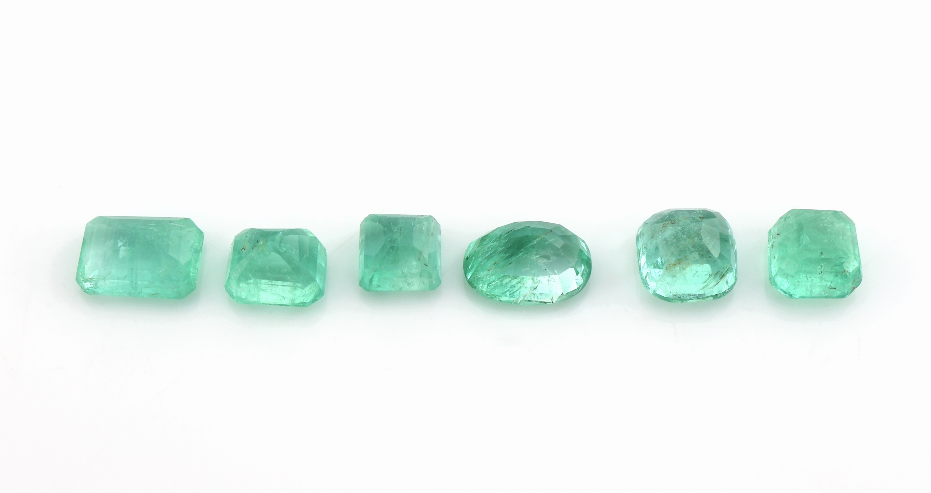Detail a: Lot 6 lose Smaragde zus. ca. 4.5 ct, in versch. Formen und Größen