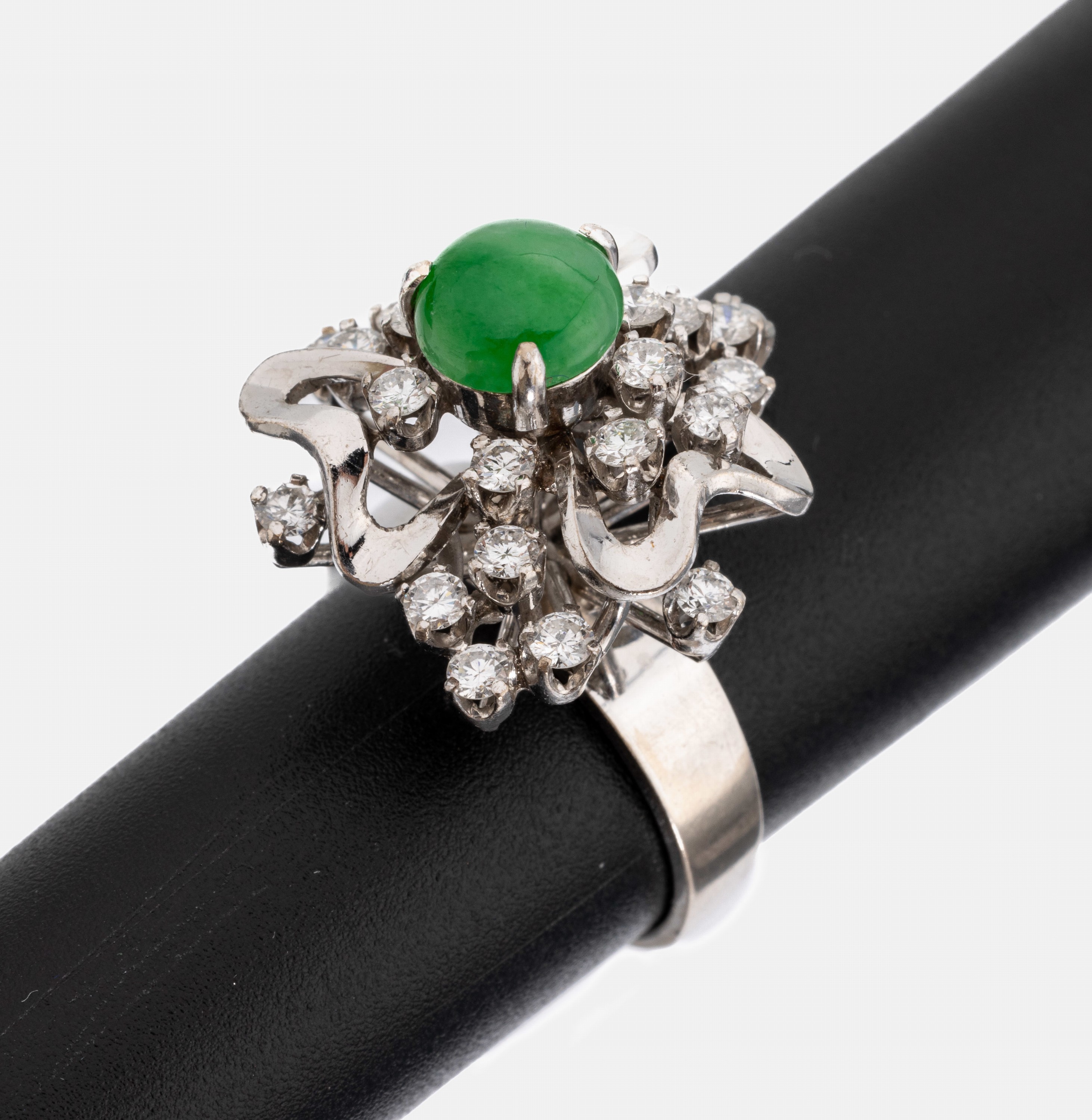 18 kt Gold Jade-Diamant-Ring, WG 750/000, mittiger Jadecabochon, hoch aufgebauter Ringkopf mit 23 Brillanten zus. ca. 1.00 ct Weiß/si, RW 53.5, ca. ...