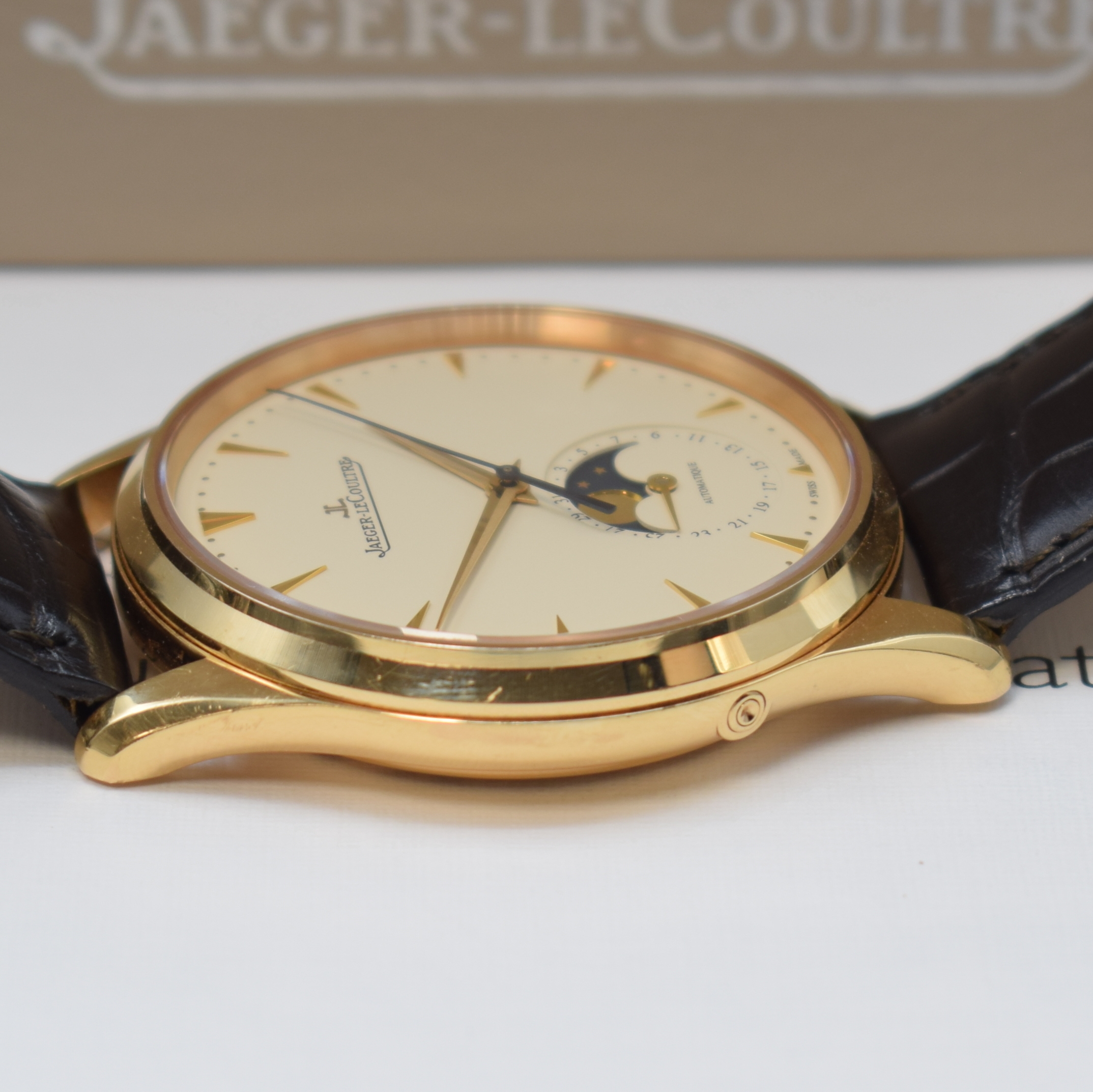 Detail d: Jaeger-LeCoultre Armbanduhr Master Ultra-Thin in Rosegold 750/000 Referenz Q1362520/176.2.64.S, Automatik, massives Goldgeh. beids. vergl., Boden und ...