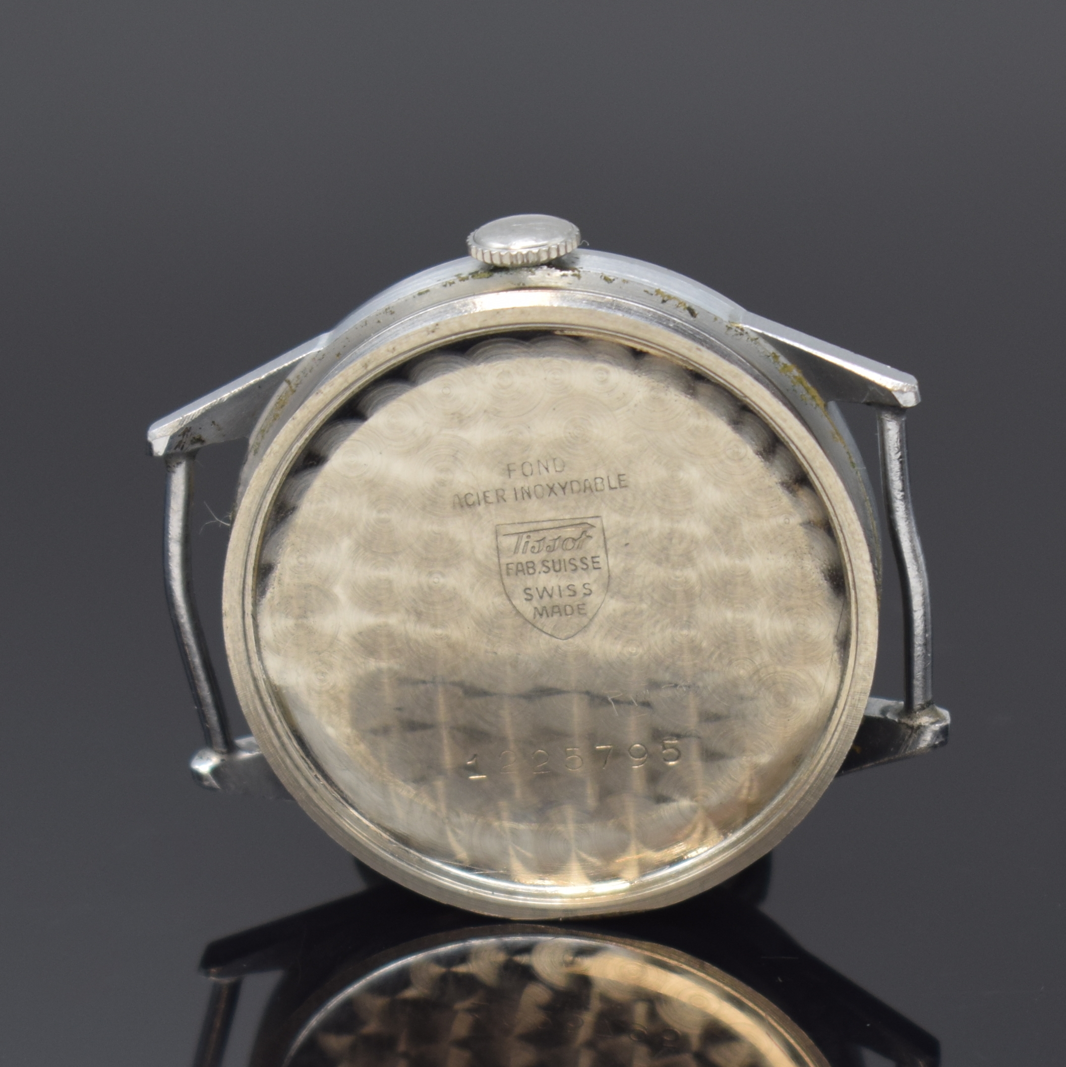 Detail d: TISSOT Antimagnetique Herrenarmbanduhr, Schweiz um 1942, Handaufzug, verchr. Geh., Edelstahlboden und Glasrand aufgedr., feste Bandanst., ...
