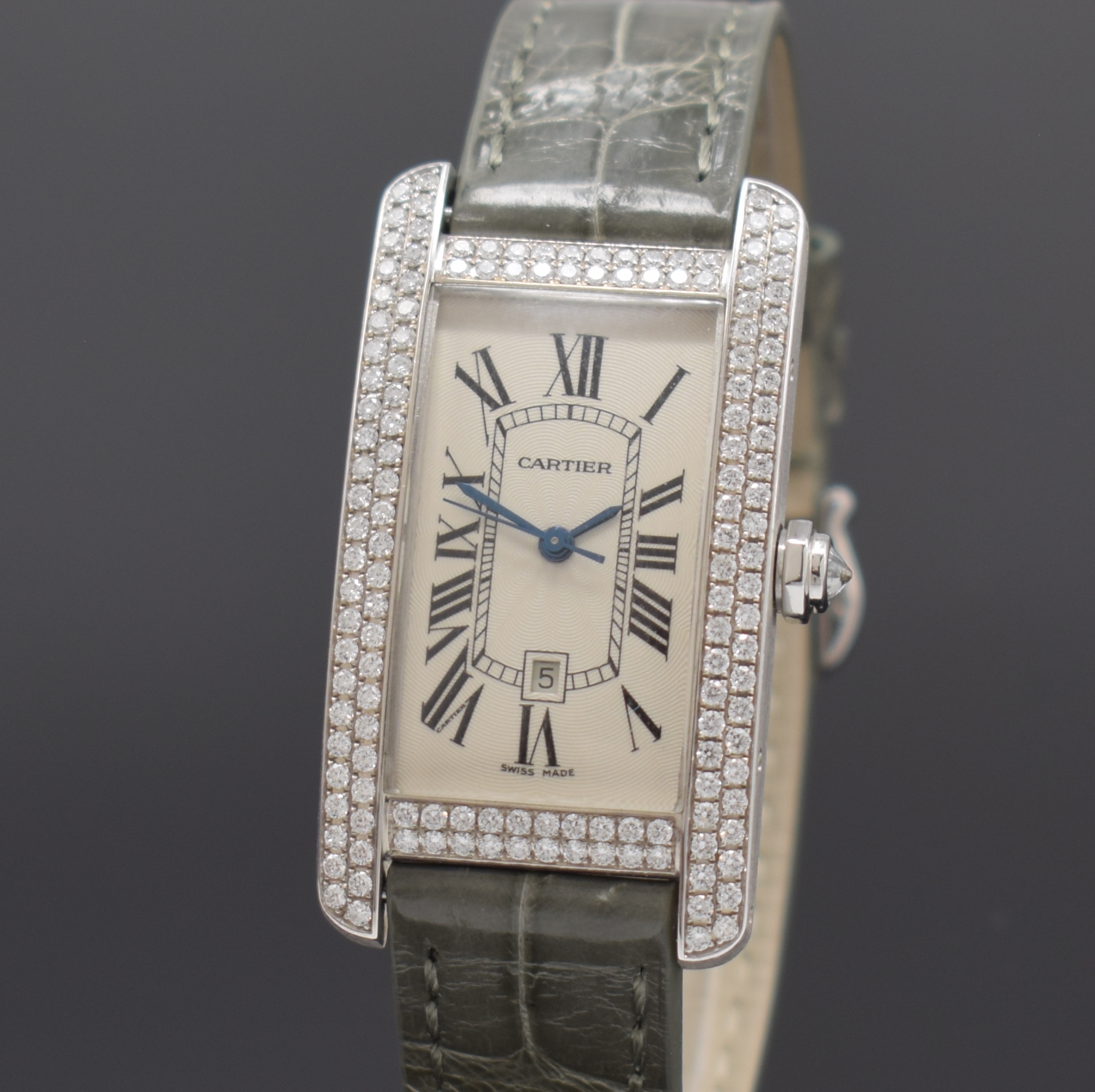 Detail a: CARTIER Tank Americaine in WG 750/000 mit Brillanten Referenz 2490, Automatik, Schweiz um 2000, massives Goldgeh. inkl. Lederband m. orig. WG 750/000 ...