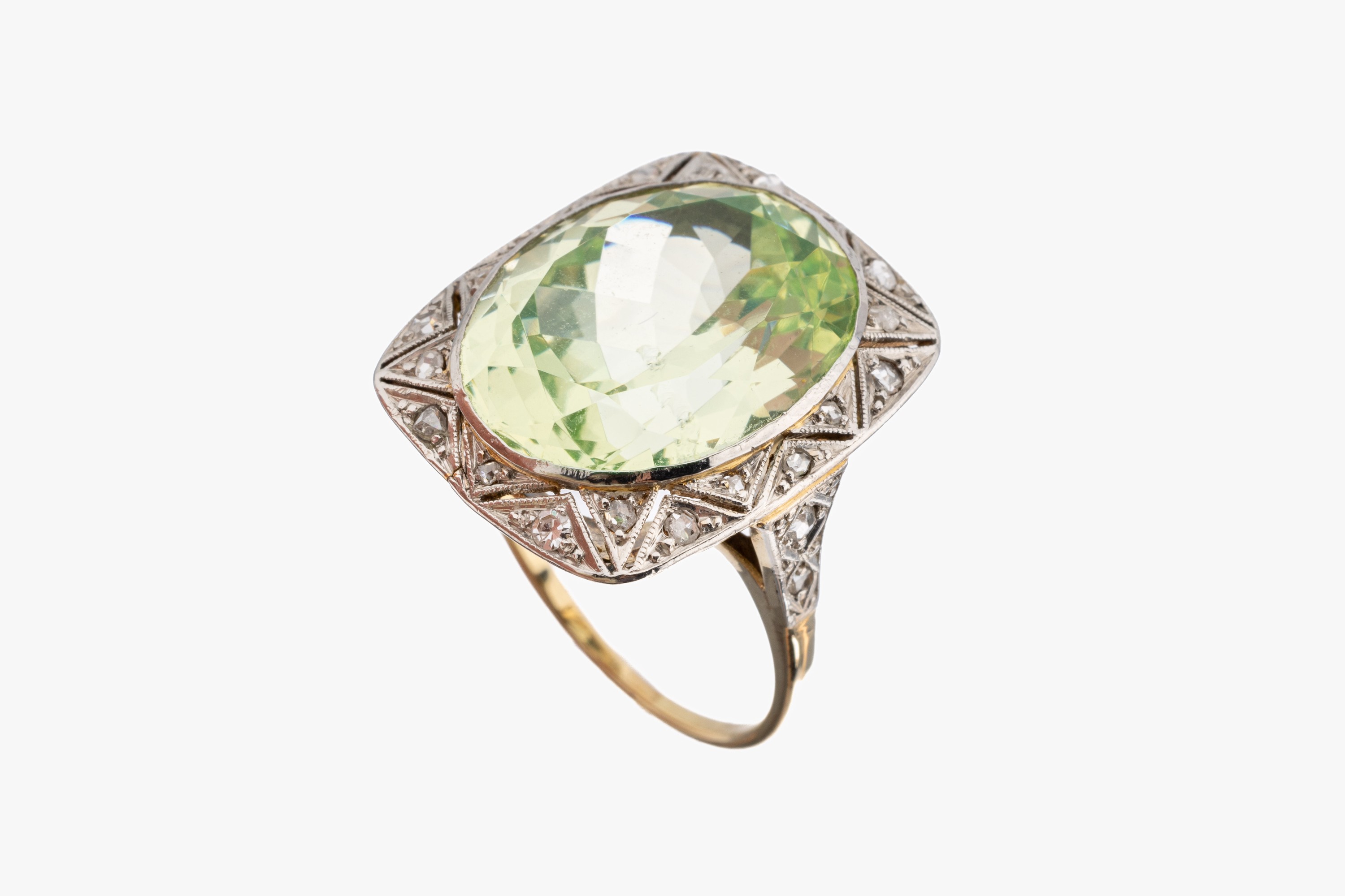 14 kt Gold Art Deco Farbstein-Diamant-Ring, um1920, GG/WG 585/000, Durchbrucharbeit, mittig ein ovalfacett. Grossular ca. 9.00 ct umgeben von ...