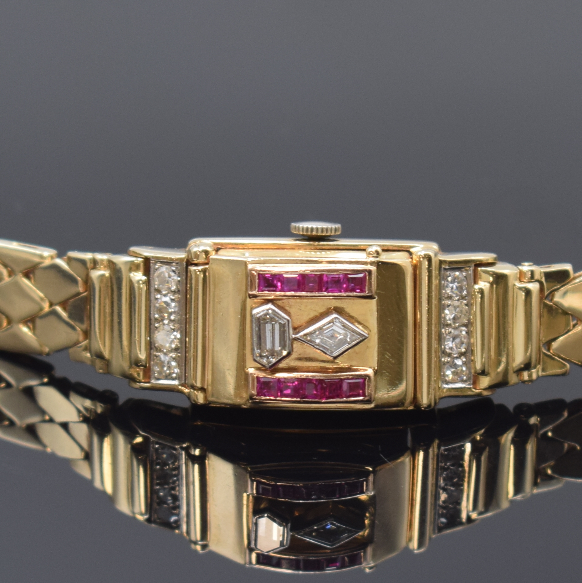 Detail b: Ausgefallene Damenarmbanduhr in Rosegold 585/000 mit Diamanten und Rubinen, Handaufzug, Schweiz/USA um 1940, wohl Juweliersarbeit, Boden aufgedr., ...