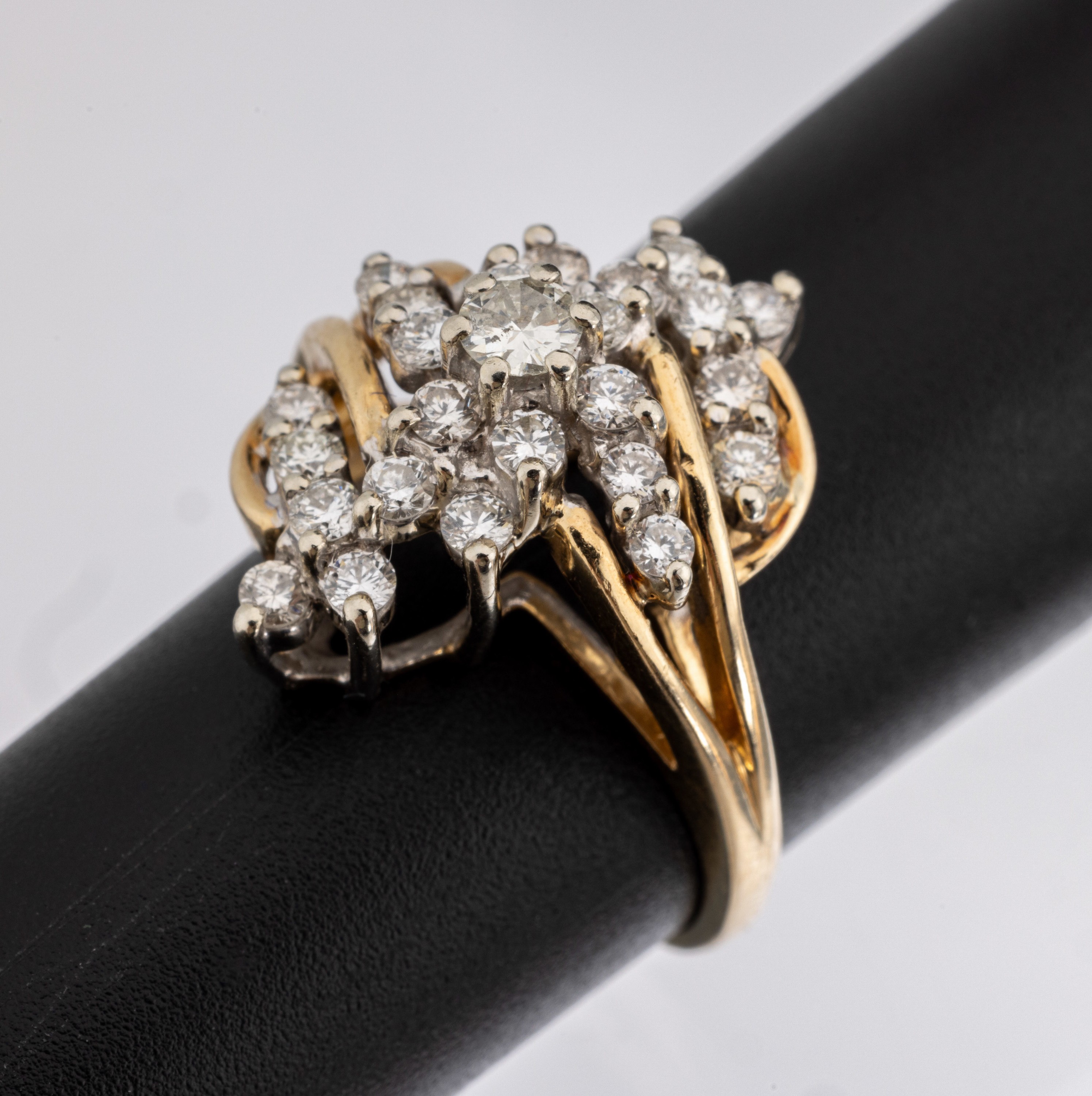 14 kt Gold Brillant-Ring, GG/WG 585/000, 27Brillanten zus. ca. 0.80 ct feines Weiß- Weiß/vs-si, RW 52, ca. 5.6 g