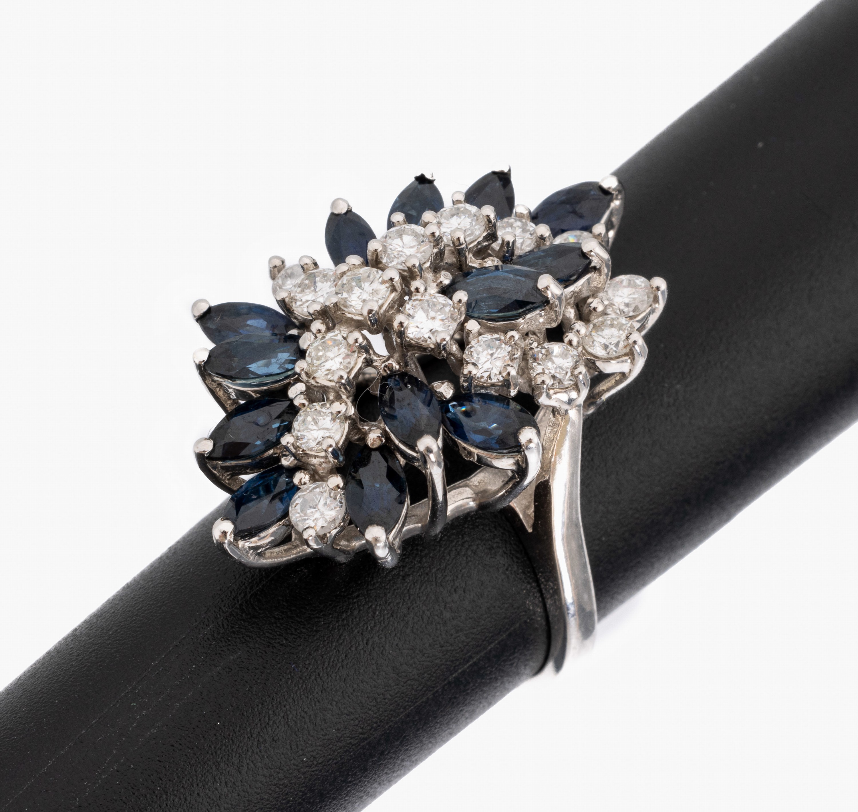 14 kt Gold Brillant-Saphir-Ring, WG 585/000, 15 Brillanten zus. ca. 0.80 ct feinesWeiß/si, 13 facett. Saphirnavettes zus. ca. 1.00 ct, RW 52, ca. ...