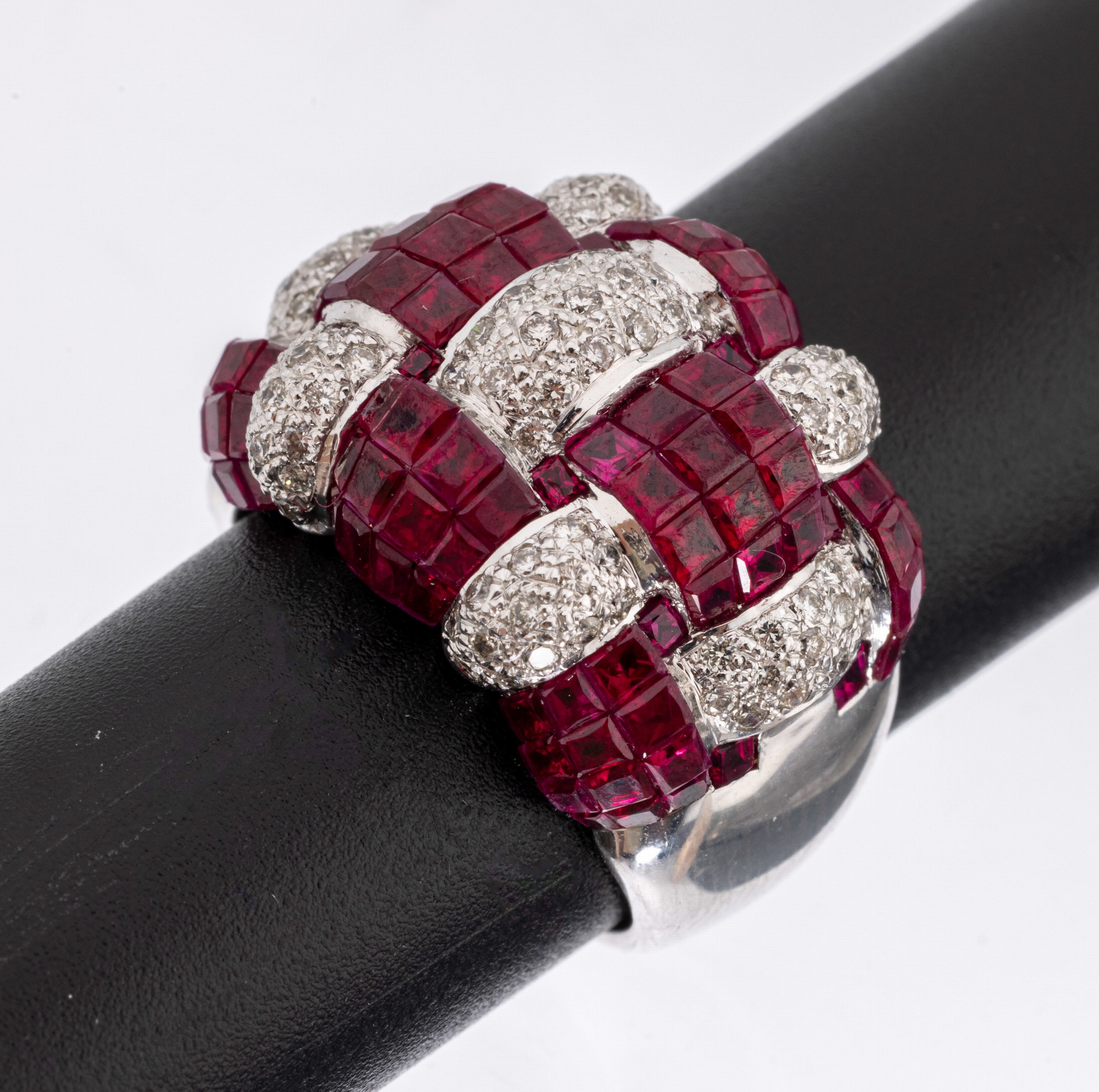 18 kt Gold Rubin-Brillant-Ring, WG 750/000,Schachbrettmuster, Brillanten zus. ca. 0.85 ctfeines Weiß-Weiß/vsi-si, Rubin-Carrees zus. ca. 2.80 ct ...