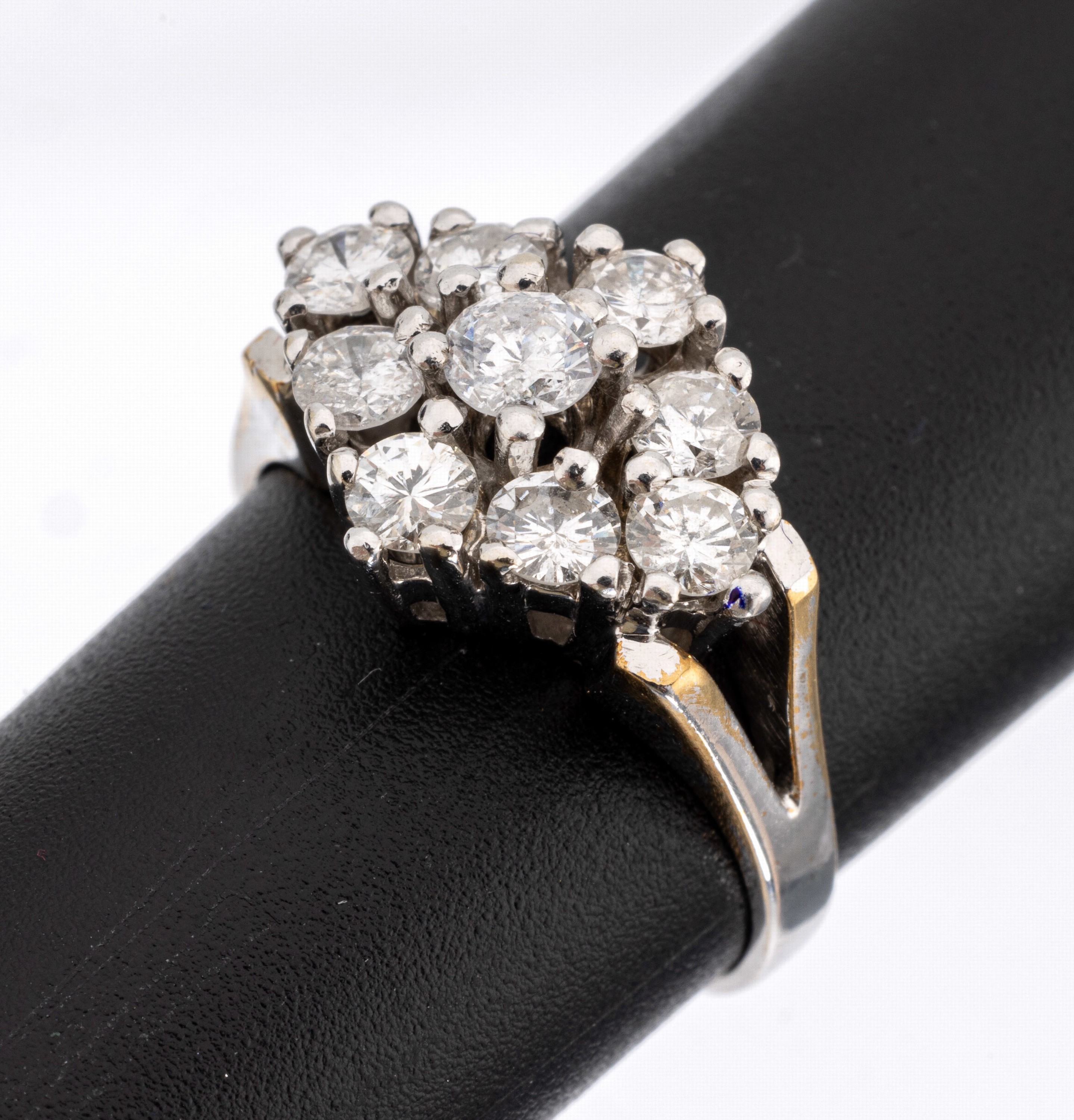 14 kt Gold Brillant-Ring, WG 585/000, bes. mit 9 Brillanten zus. ca. 1.24 ct Weiß/p1-2, RW 50, ca. 4.2 g, (1 Brillant behandelt)