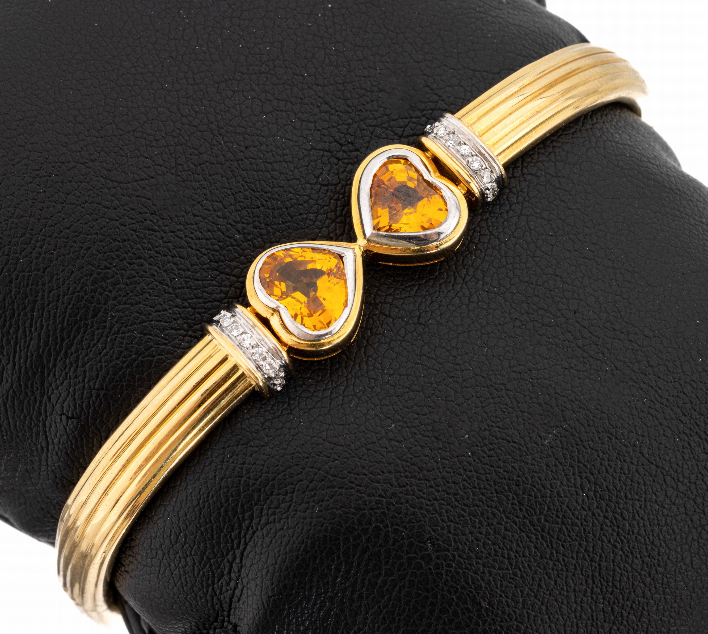 18 kt Gold Saphir-Brillant-Armreif, GG/WG 750/000, 2 facett. gelbe Saphirherzen zus. ca. 3.8 ct, 18 Brillanten zus. ca. 0.10 ct Weiß/vs-si, D. ca. ...