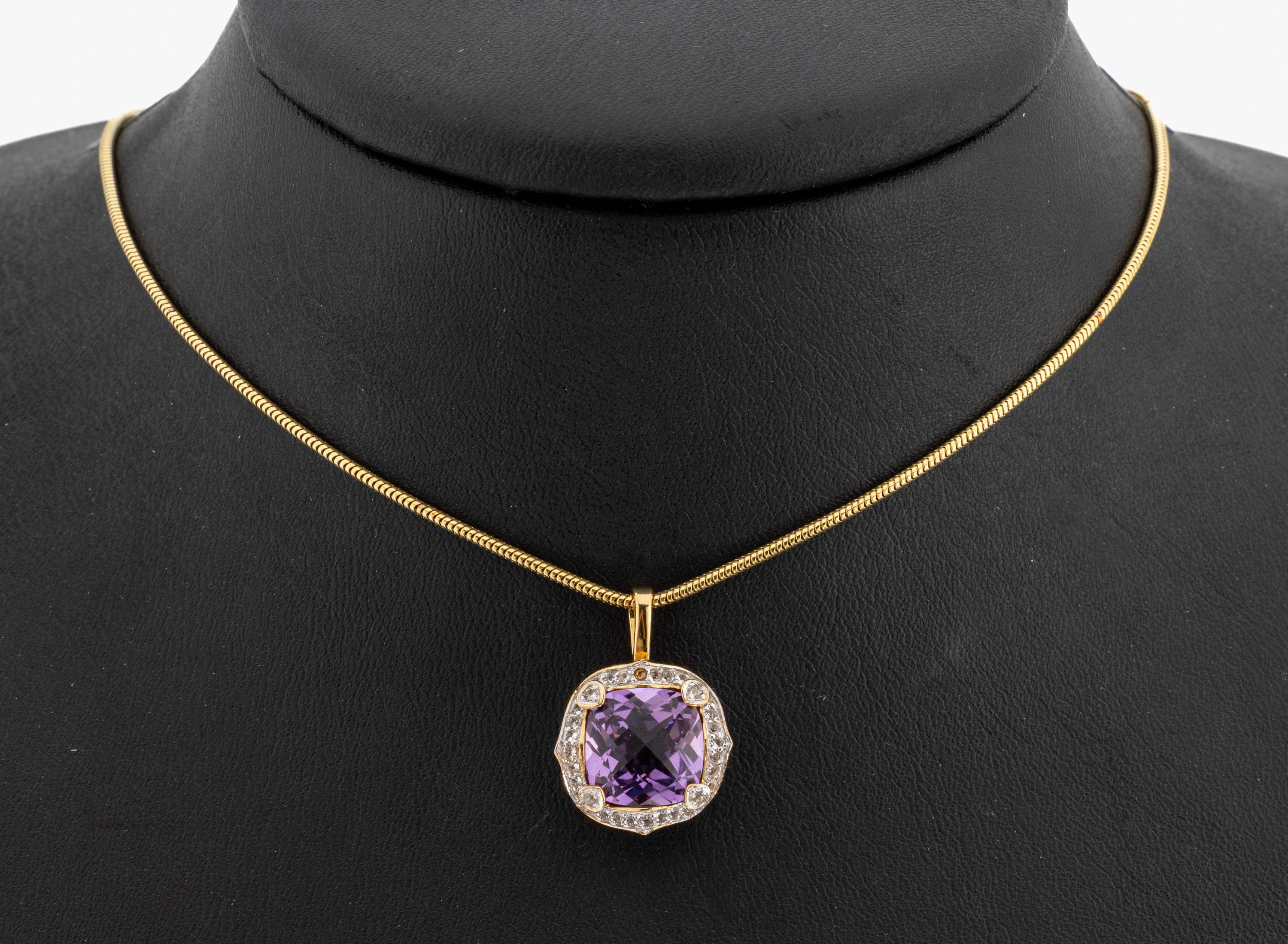 14 kt Gold Amethyst-Topas-Anhänger, GG 585/000, facett. Amethyst im Schachbrettschliff ca. 4.0 ct umgeben von 35 weißen rundfacett. Topase, an ...