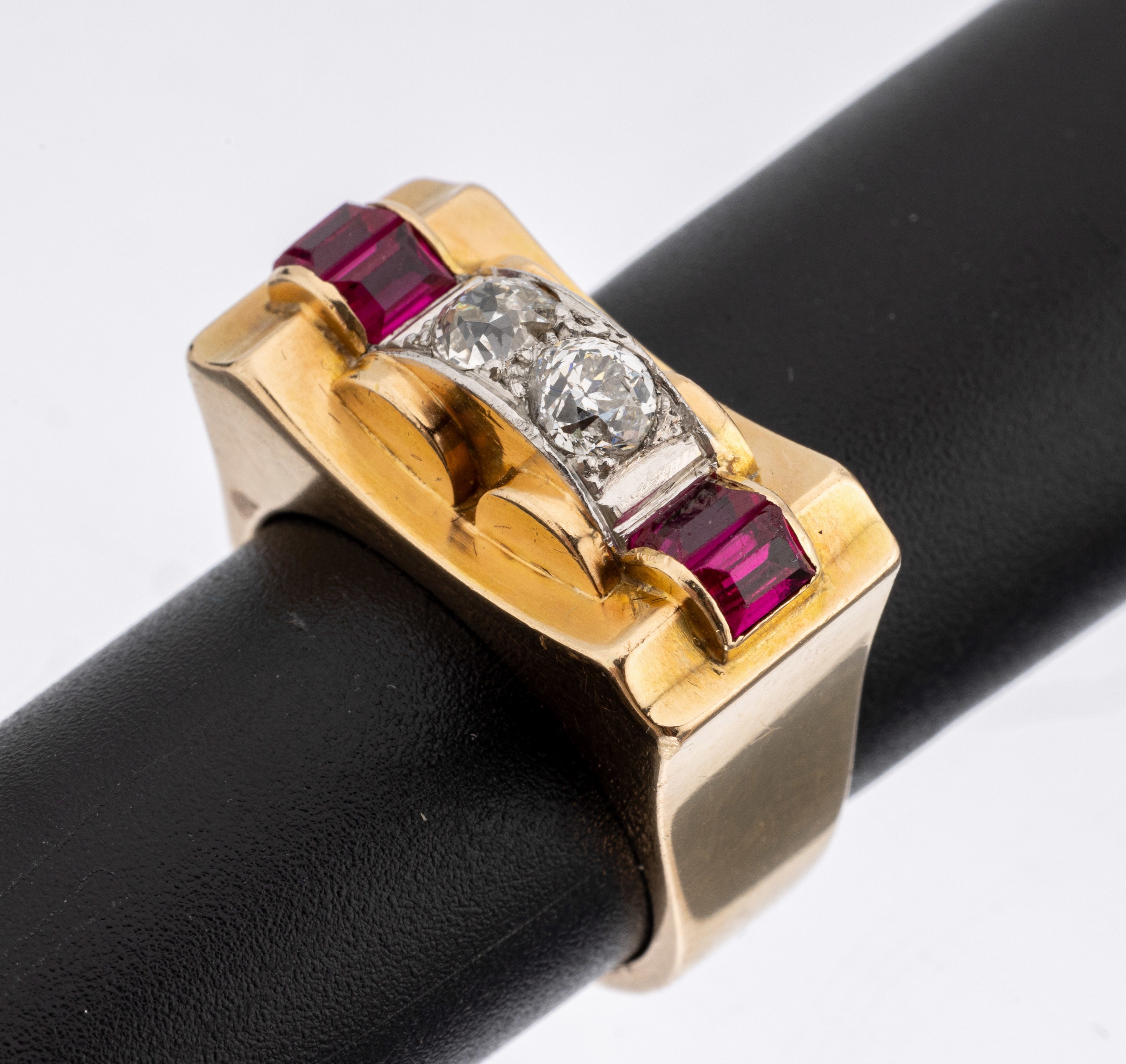 14 kt Gold Art-Deco Rubin-Diamant-Ring, um 1930, RoseG/WG 585/000, 2 Altschliffdiamanten zus. ca. 0.40 ct Weiß-get.Weiß/p1, 4 facett. ...