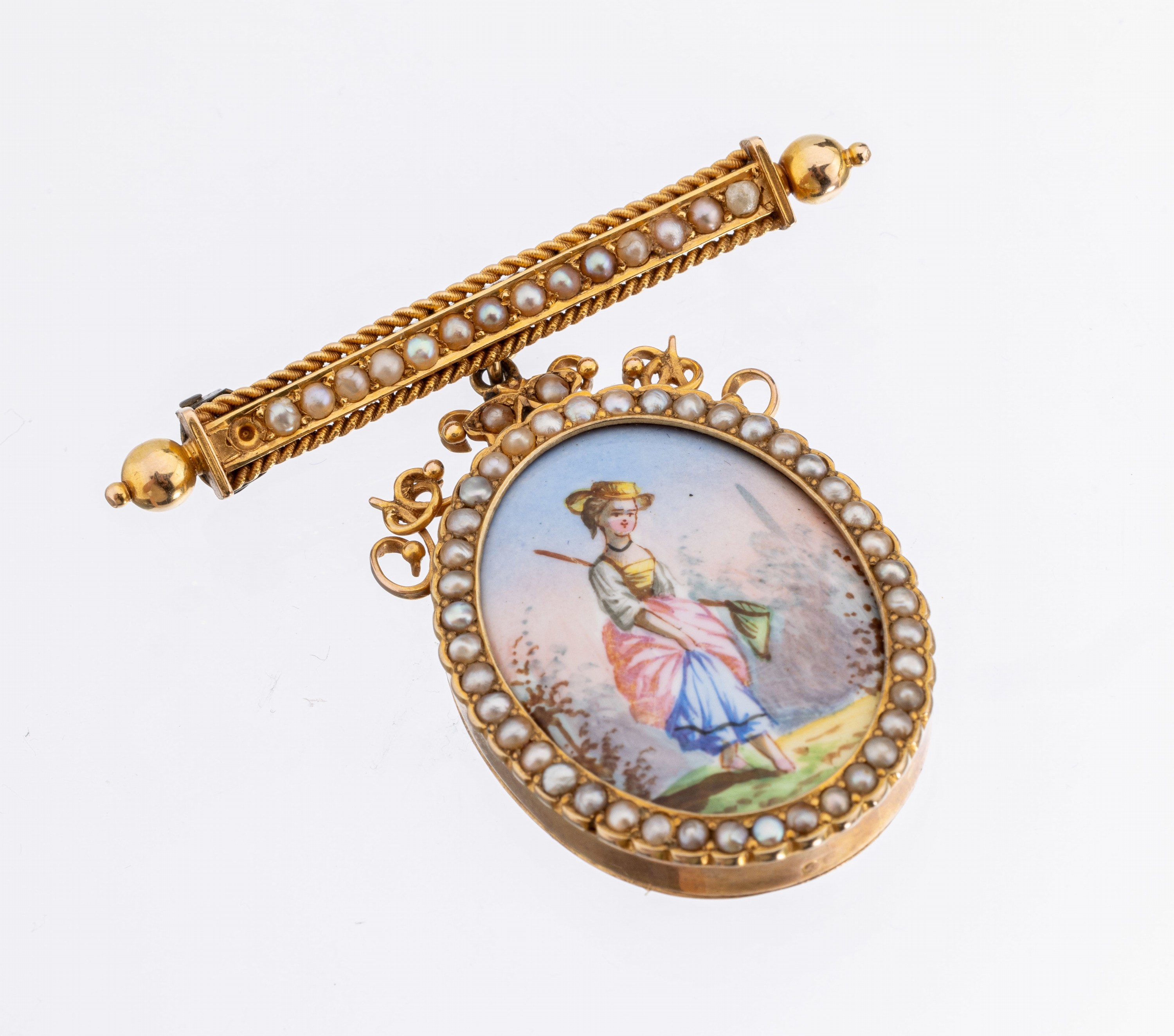 18 kt Gold Brosche, GG 750/000, um 1880, bewegl. Abhängung mit feiner Malerei auf Bein, Darstellung eine Dame, rs. verglast, Flussperlchen (1 ...