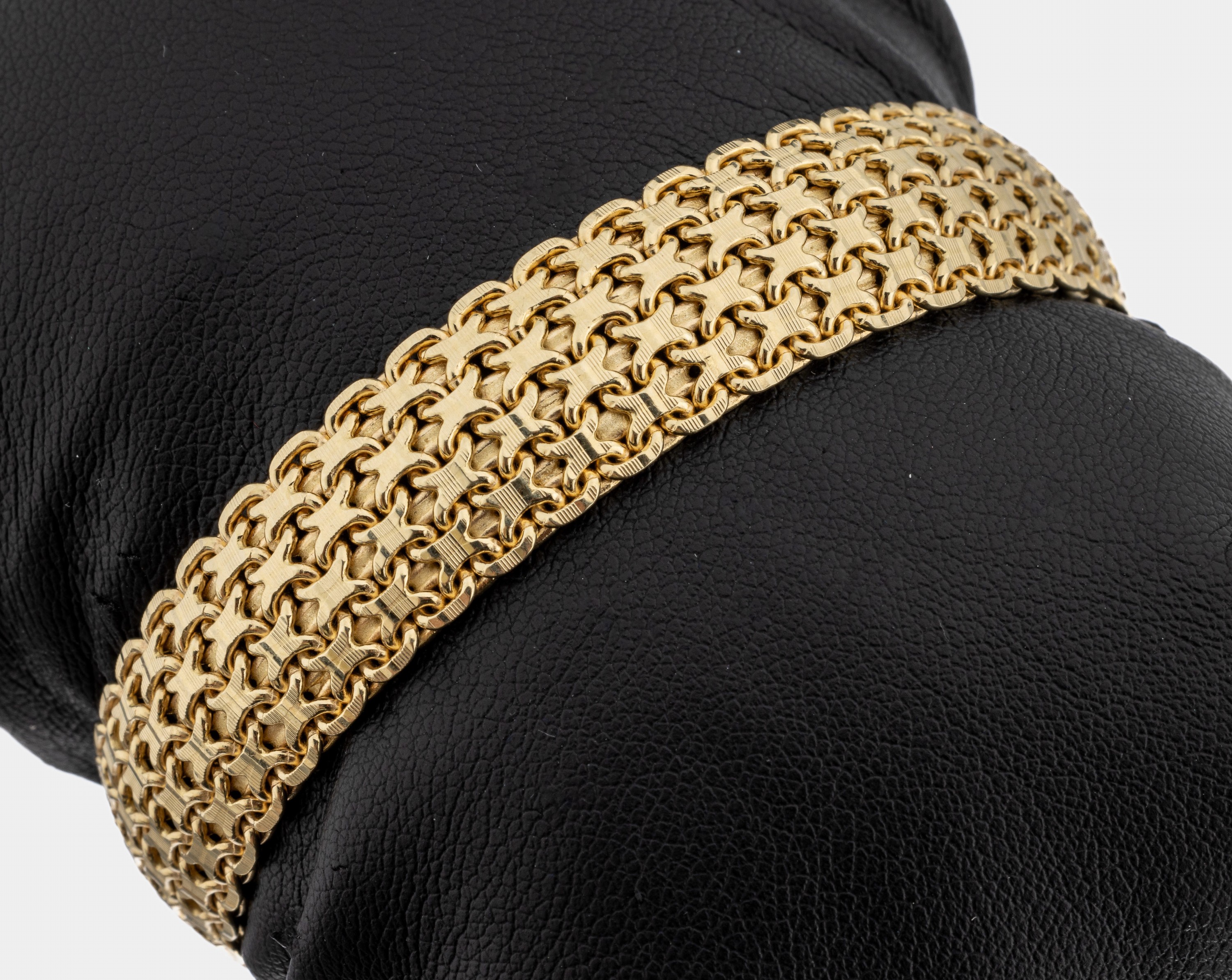 14 kt Gold Armband, GG 585/000, Oberfläche strukturiert, L. ca. 19 cm, Kastenschloss mit Sicherheitsacht, ca. 35.6 g