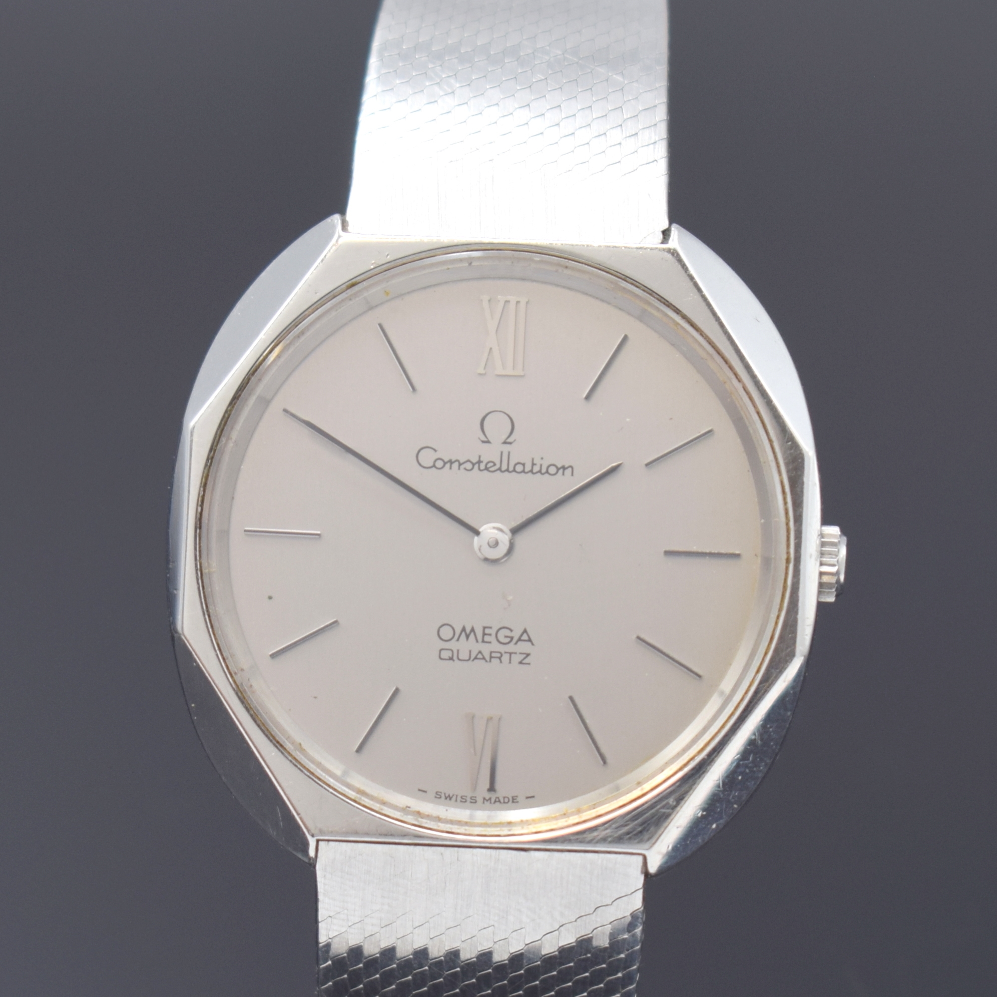 Detail a: OMEGA Constellation Herrenarmbanduhr Referenz 191.0012/13 - 391.0011, Schweiz um 1980, quarz, Edelstahlgeh. inkl. integr. original Edelstahlband, ...