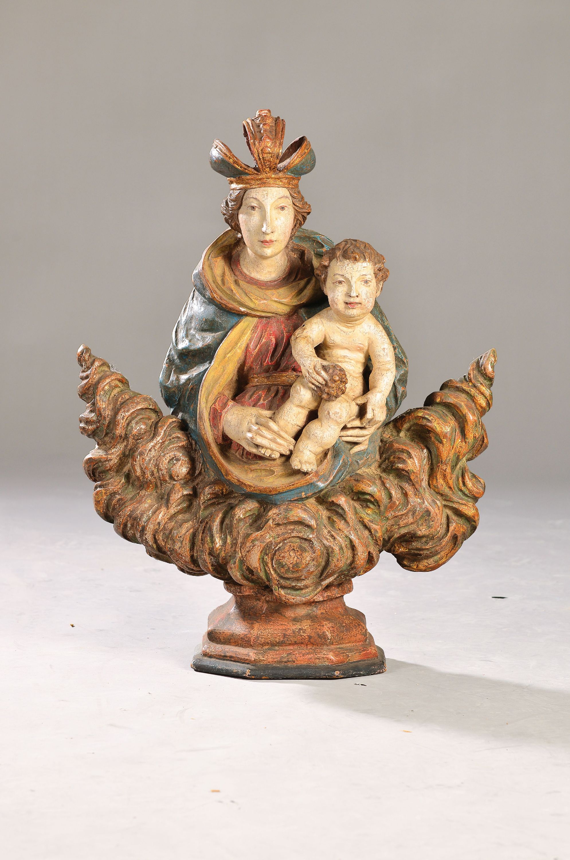 Muttergottes, wohl niederrheinisch, 18.Jh./ um 1800, Holz geschnitzt, farbig gefasst, Muttergottes und Christus mit der Weintraube im Verweis auf die ...