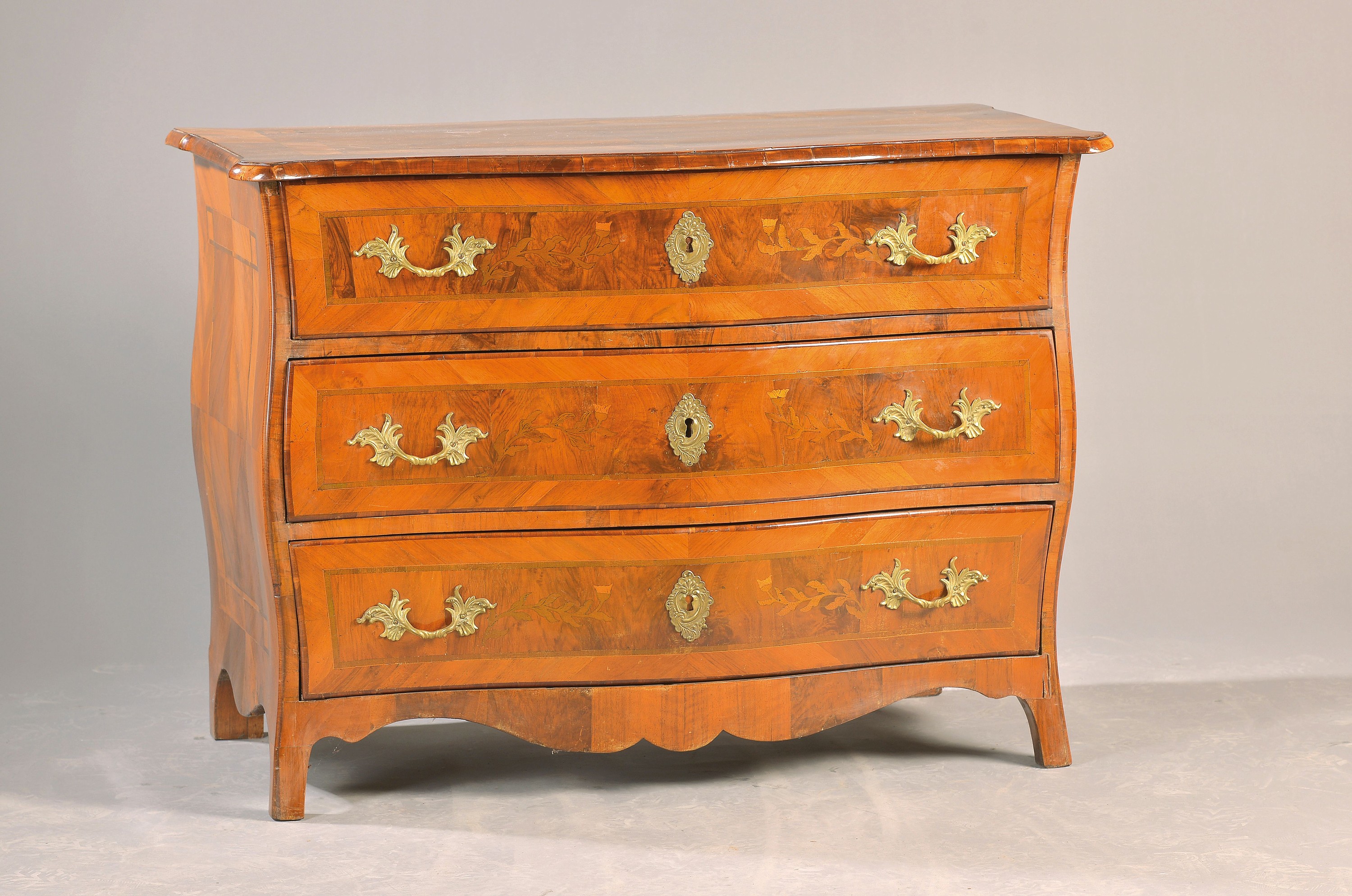 Kommode, Dresden, um 1750/60, Nussbaumfurnier, z.T. Wurzelfurnier, drei Schubladen, Ahorn- und andere Einlagen, Schubladen mit Blumeneinlagen, ...