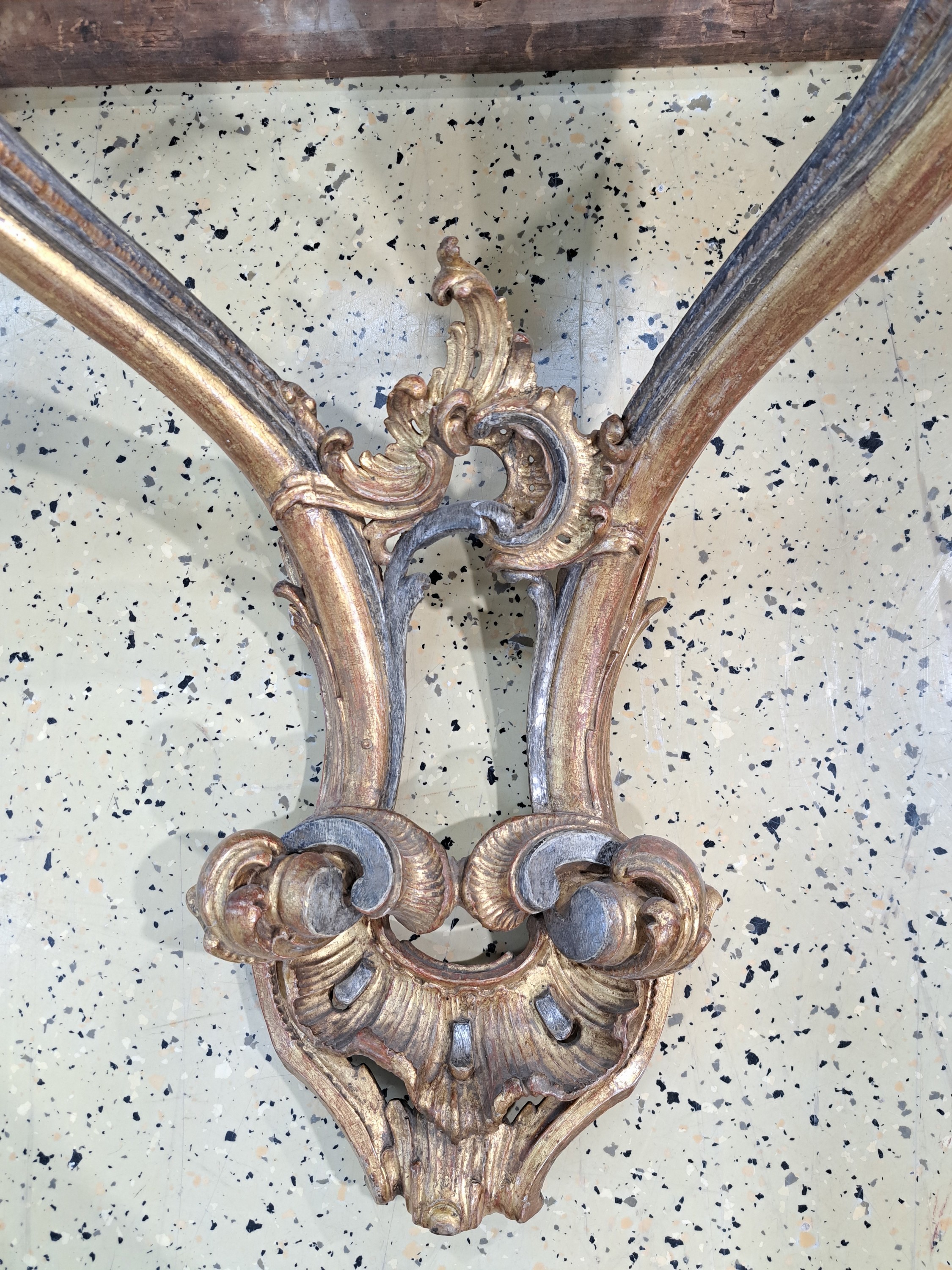 Detail c: Wandkonsole, Rokoko, um 1750, Holz geschnitzt, golden und silberfarben gefaßt, Dekor mit Trauben, Blumen und Rocaillen, graue Marmorplatte ...
