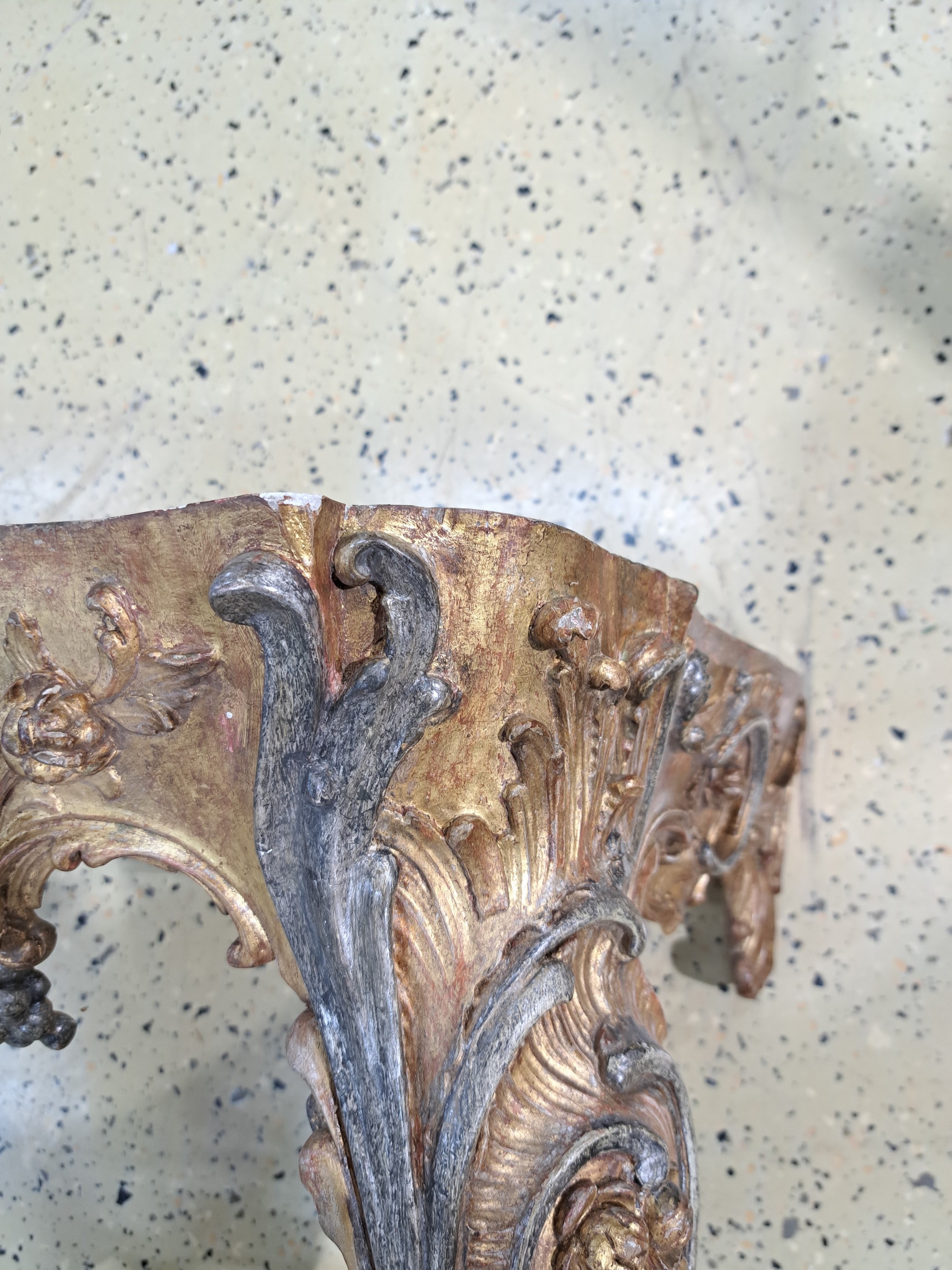 Detail e: Wandkonsole, Rokoko, um 1750, Holz geschnitzt, golden und silberfarben gefaßt, Dekor mit Trauben, Blumen und Rocaillen, graue Marmorplatte ...