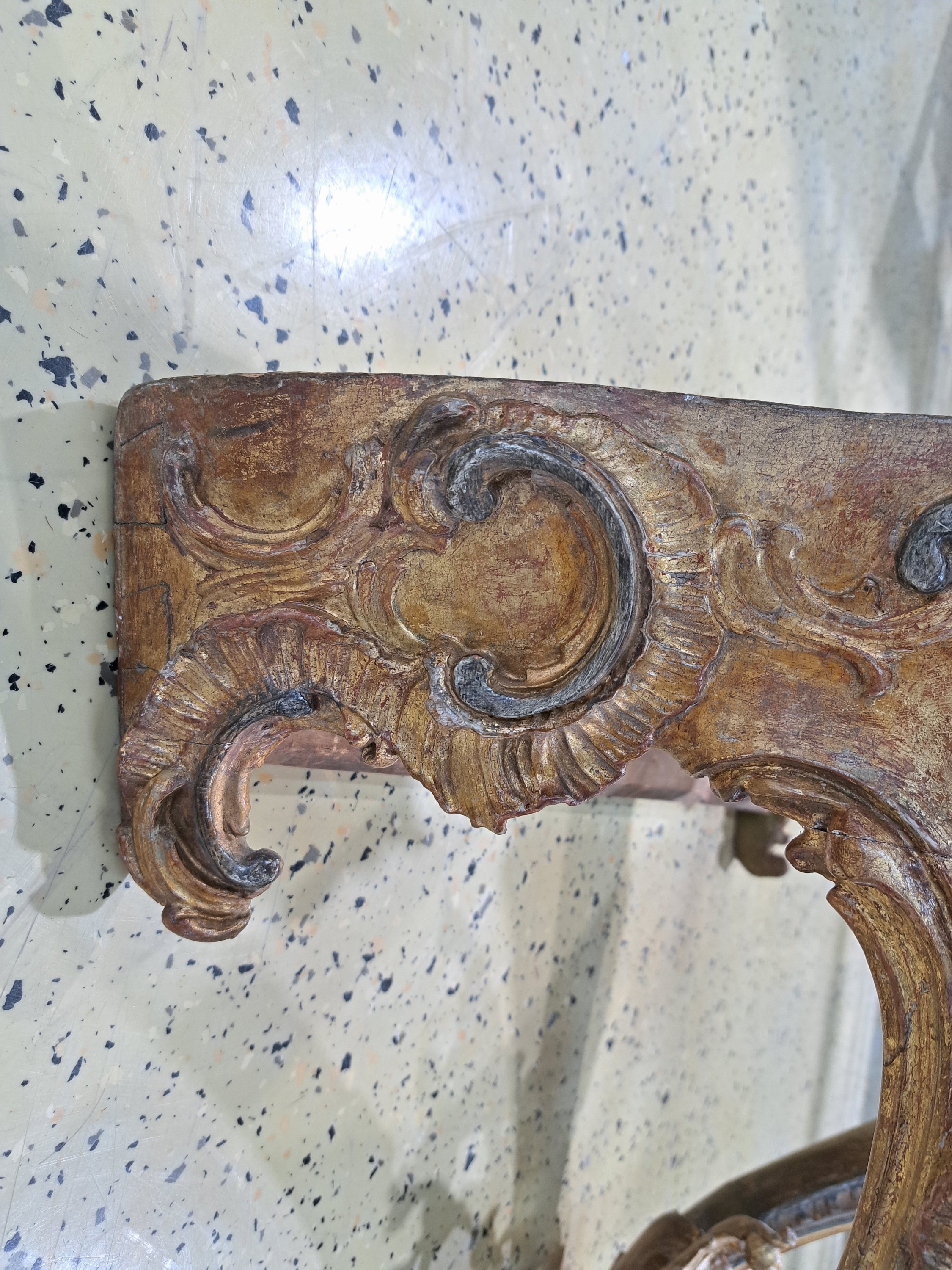 Detail g: Wandkonsole, Rokoko, um 1750, Holz geschnitzt, golden und silberfarben gefaßt, Dekor mit Trauben, Blumen und Rocaillen, graue Marmorplatte ...