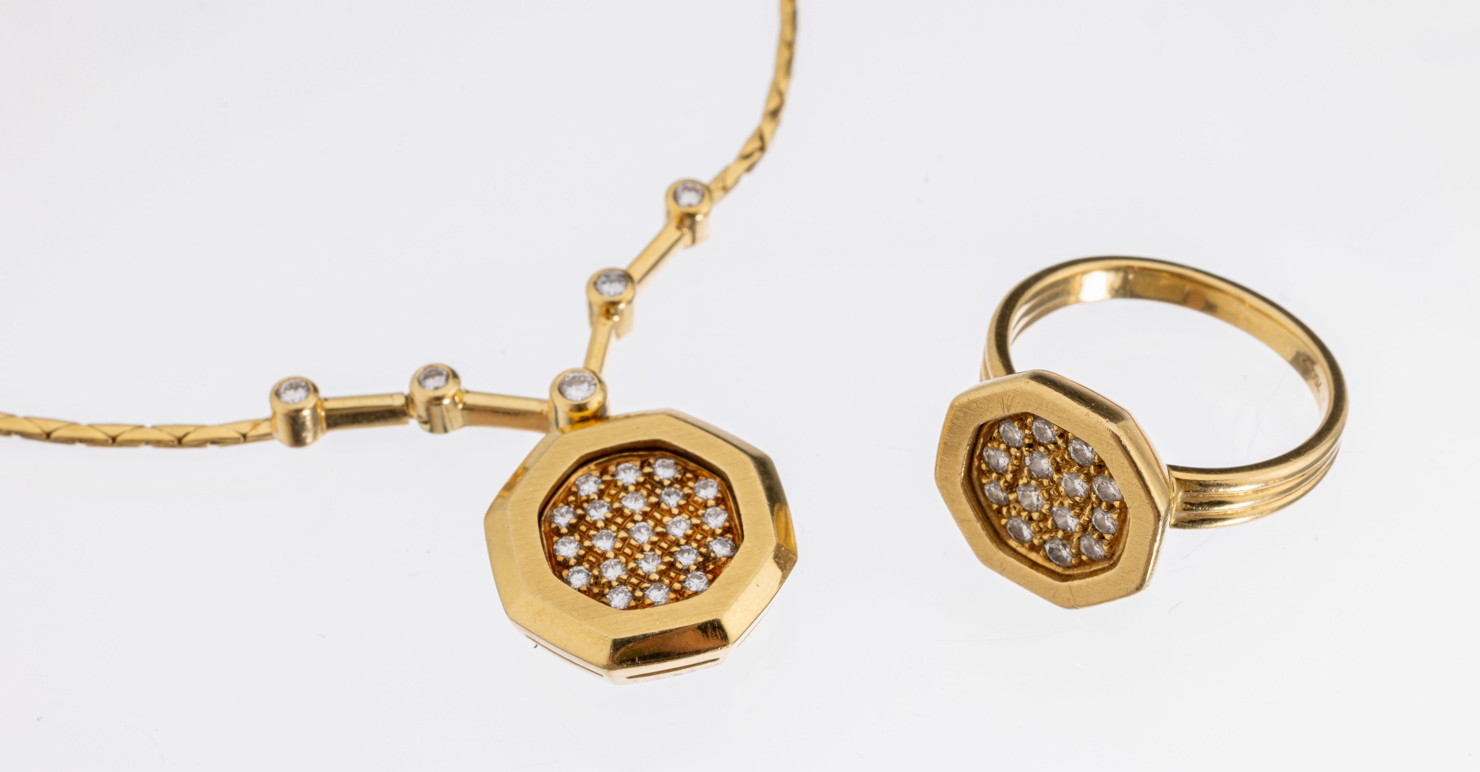 18 kt Gold Brillant-Schmuckset, GG 750/000,best. aus: Ring, RW 54, und Collier, L. ca. 43 cm, 30 Brillanten zus. ca. 0.55 ct Weiß/si,Meistermarke ...