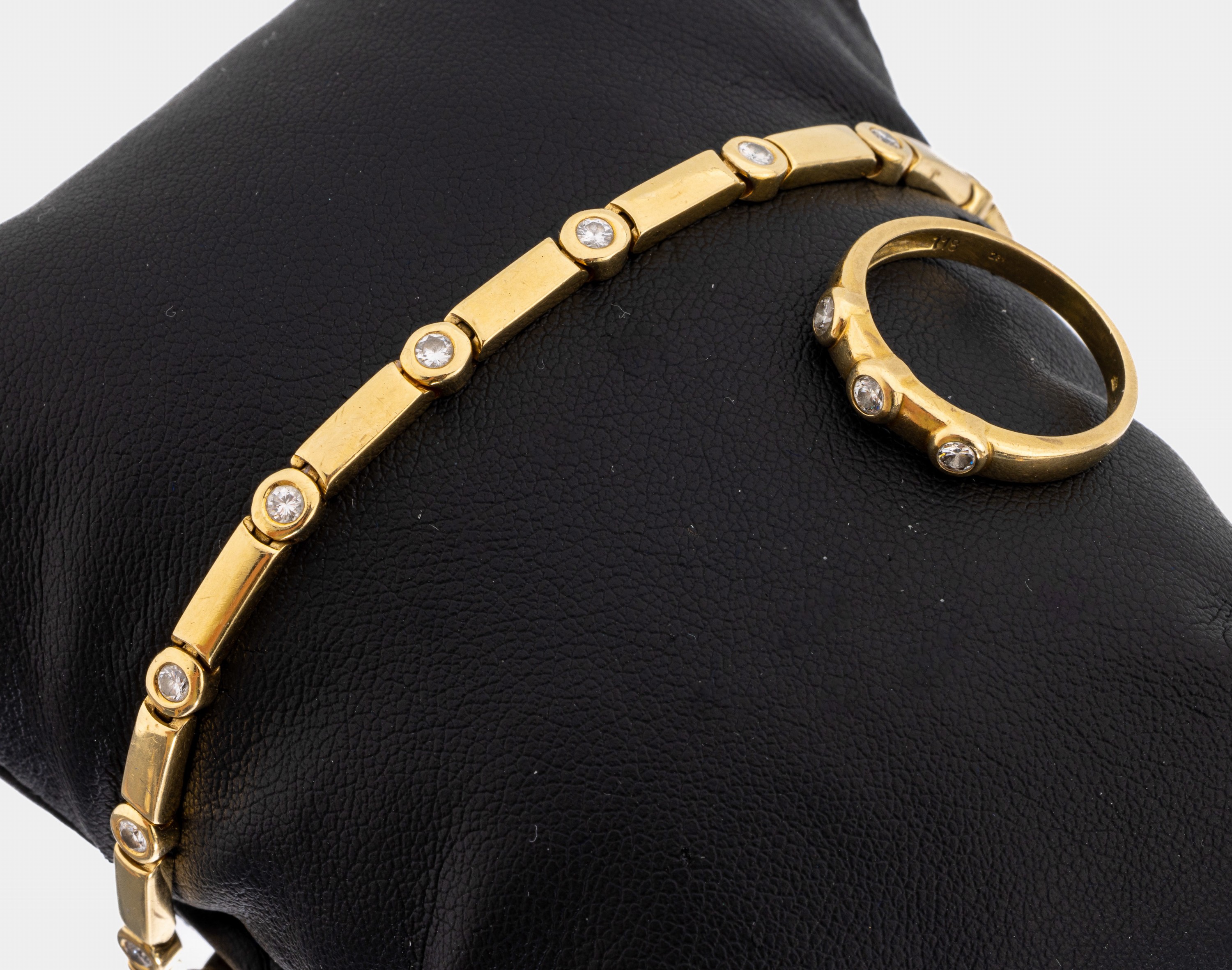 14 kt Gold Brillant-Schmuckset, GG 585/000,best. aus: Armband und Ring, 17 Brillanten zus. ca. 1.05 ct (grav.) Weiß/si-p1, ca. 16.0 g, L. ca. 19 ...