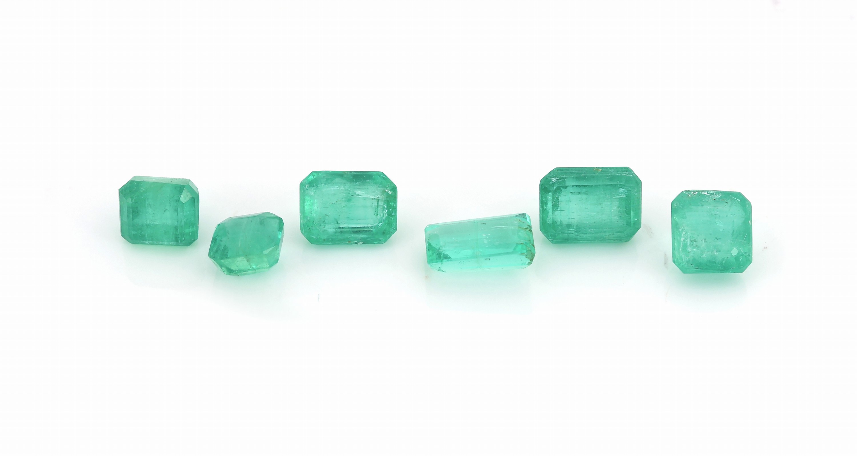 Lot lose Smaragde, zus. ca. 4.9 ct, in versch. Formen und Größen