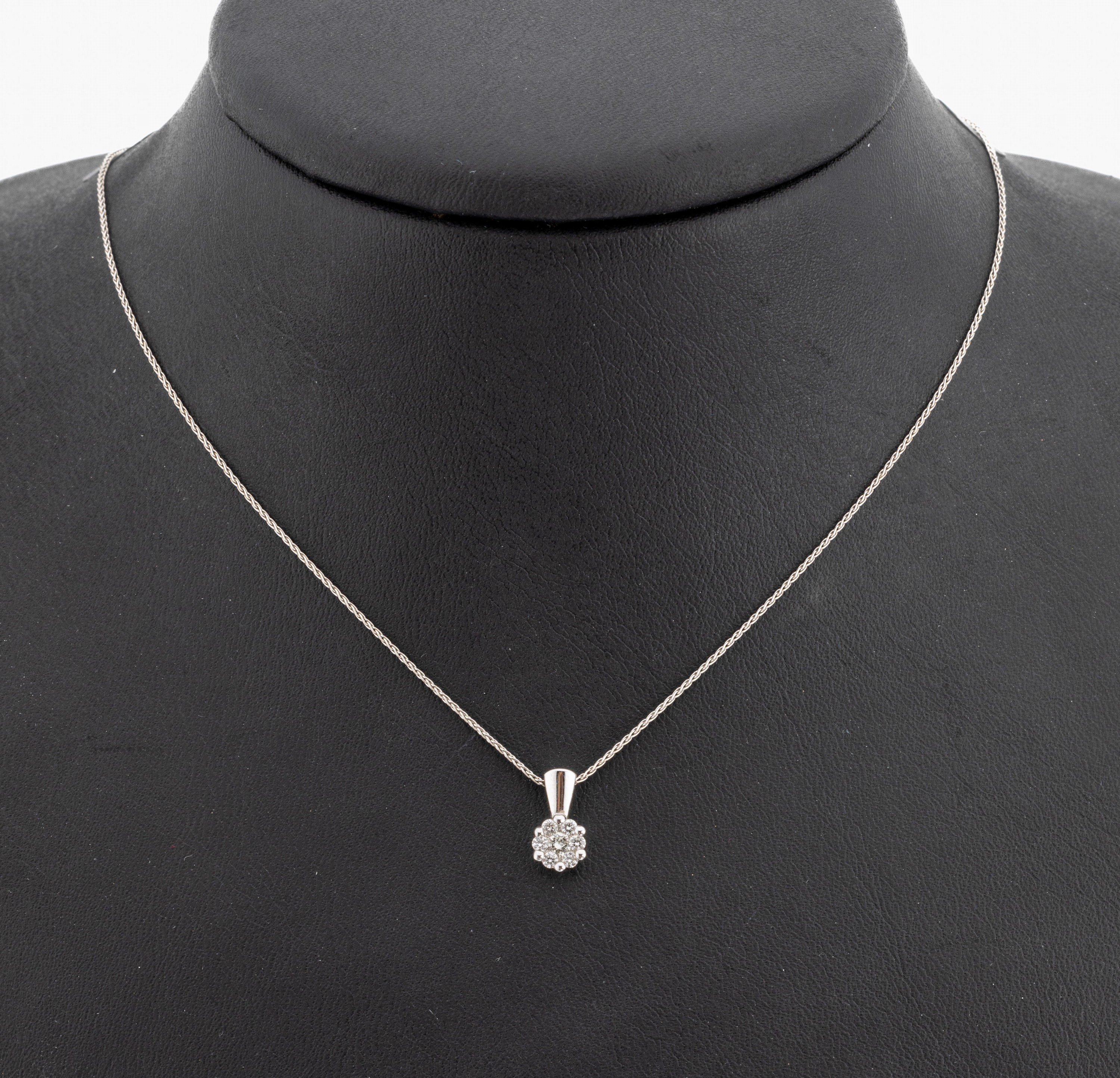 14 kt Gold Brillant-Anhänger, WG 585/000, 7Brillanten blütenförmig gefasst zus. ca. 0.20 ct l.get.Weiß/si, bez. Moncara, an 14 kt Gold Kette, L. ...