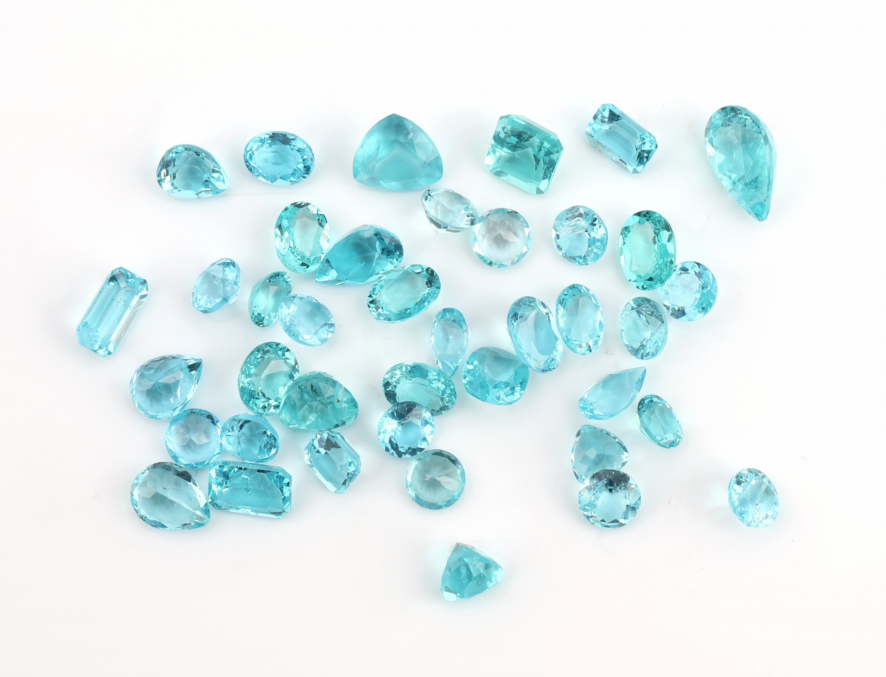 Lot 40 lose Apatite zus. ca. 28.4 ct, in versch. Formen, Größen und Farbnuancen