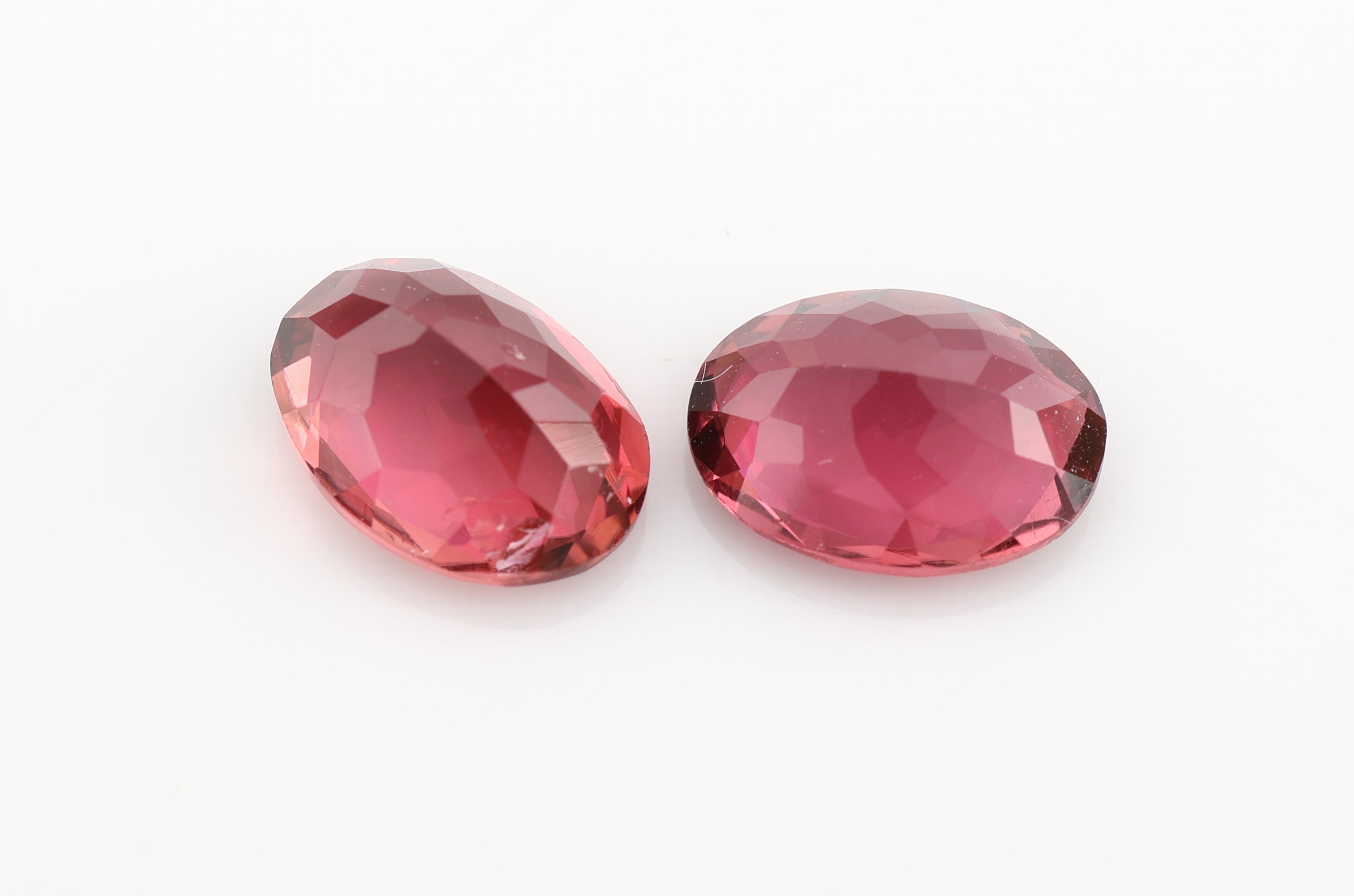 Detail b: Lot 10 lose Turmaline zus. ca. 11.5 ct, ovalfacett. in versch. Größen und Farbnuancen