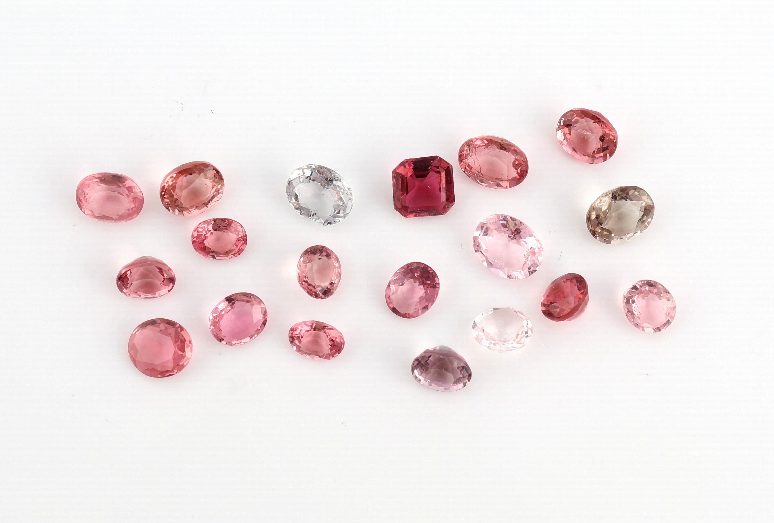 Lot 20 lose Turmaline, zus. ca. 8.4 ct, in versch. Formen, Größen und Farben