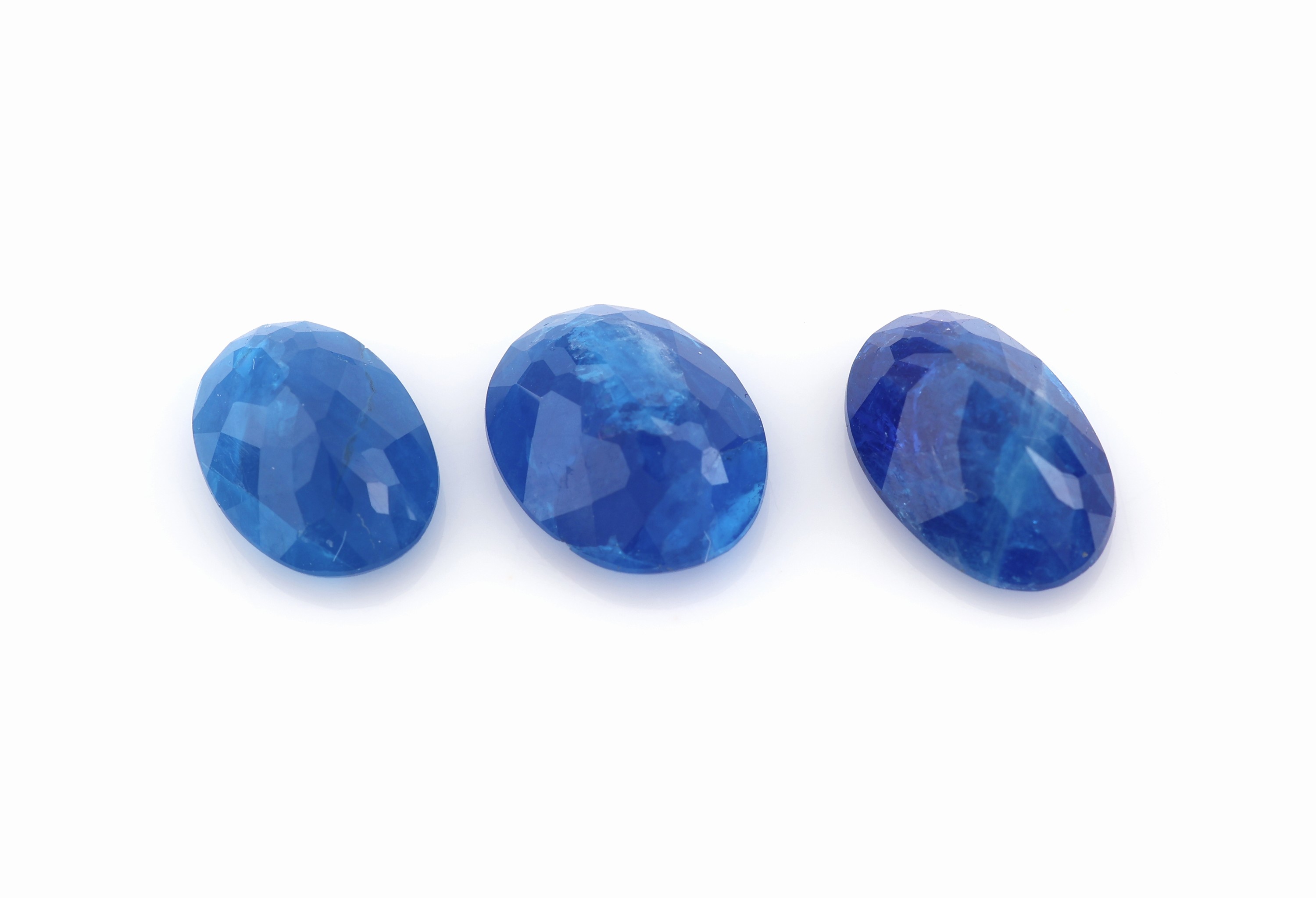 Detail a: Lot 3 lose Hauyne zus. ca. 2.97ct,oval- facett., von intensivem Blau