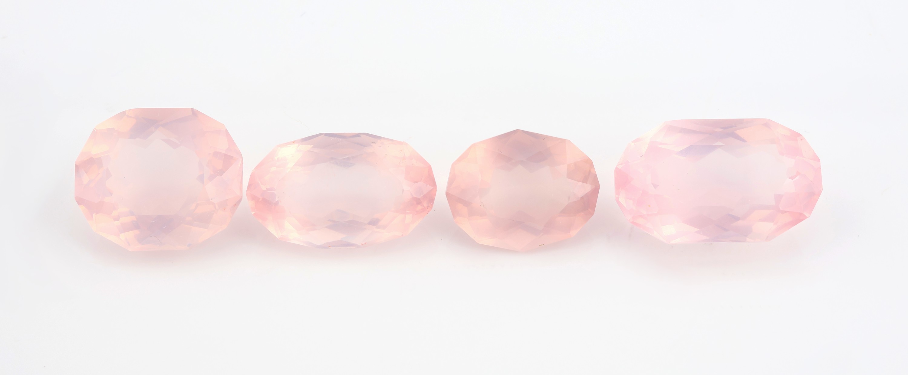 Konvolut 4 lose Rosenquarze: 1 x ca. 13.1 ct, Light Pink, ovalfacett., ca. 20.6 x 17.6 x 11.5 mm; 1 x ca. 17.44 ct, Light Pink, ovalfacett., ca. ...
