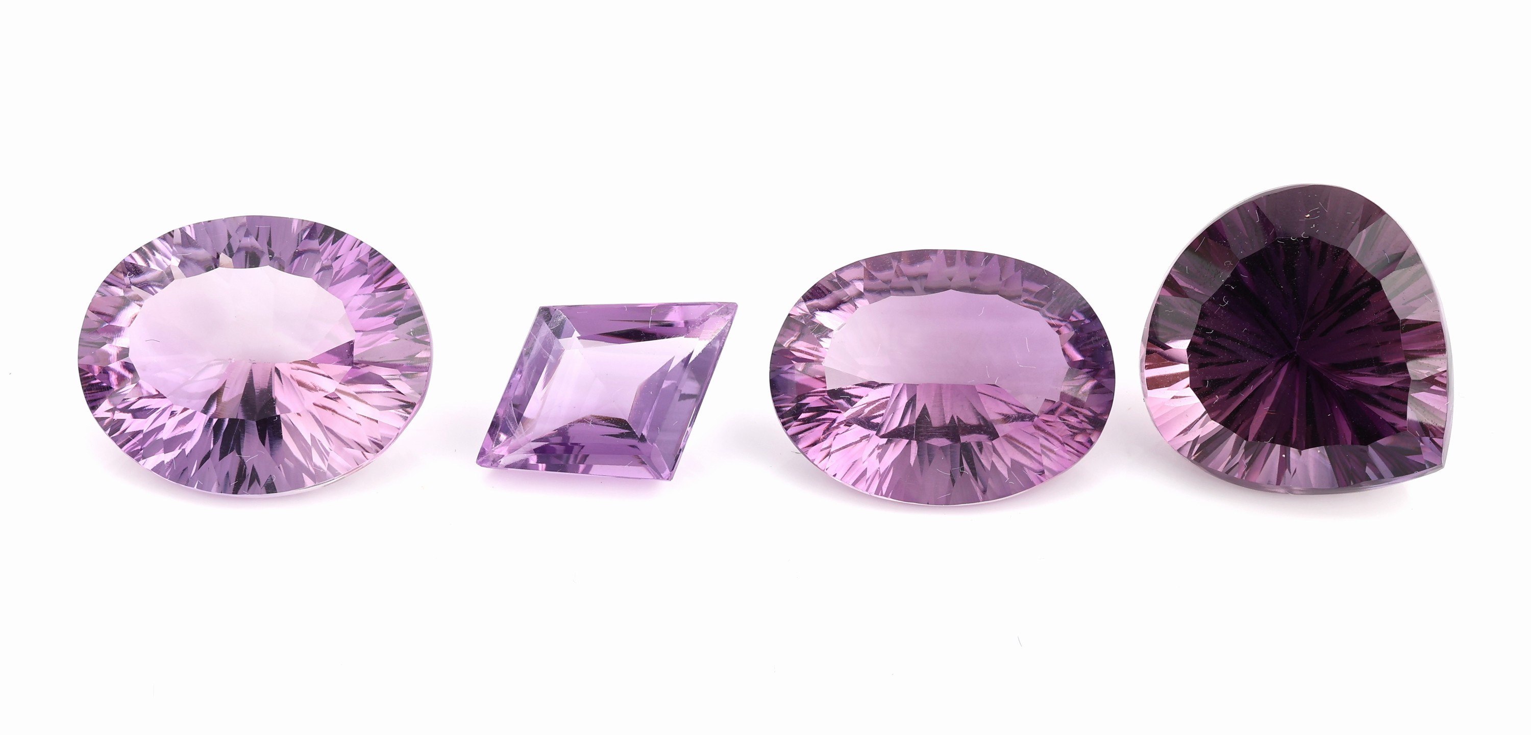 Konvolut 4 lose Amethyste: 1 x ca. 7.4 ct, Kiteschliff, ca. 19.0 x 13.5 x 7.4 mm; 1 x ca. 18.42 ct, Ovalschliff, ca. 21.5 x 16.24 x 9.35 mm; 1 x ca. ...