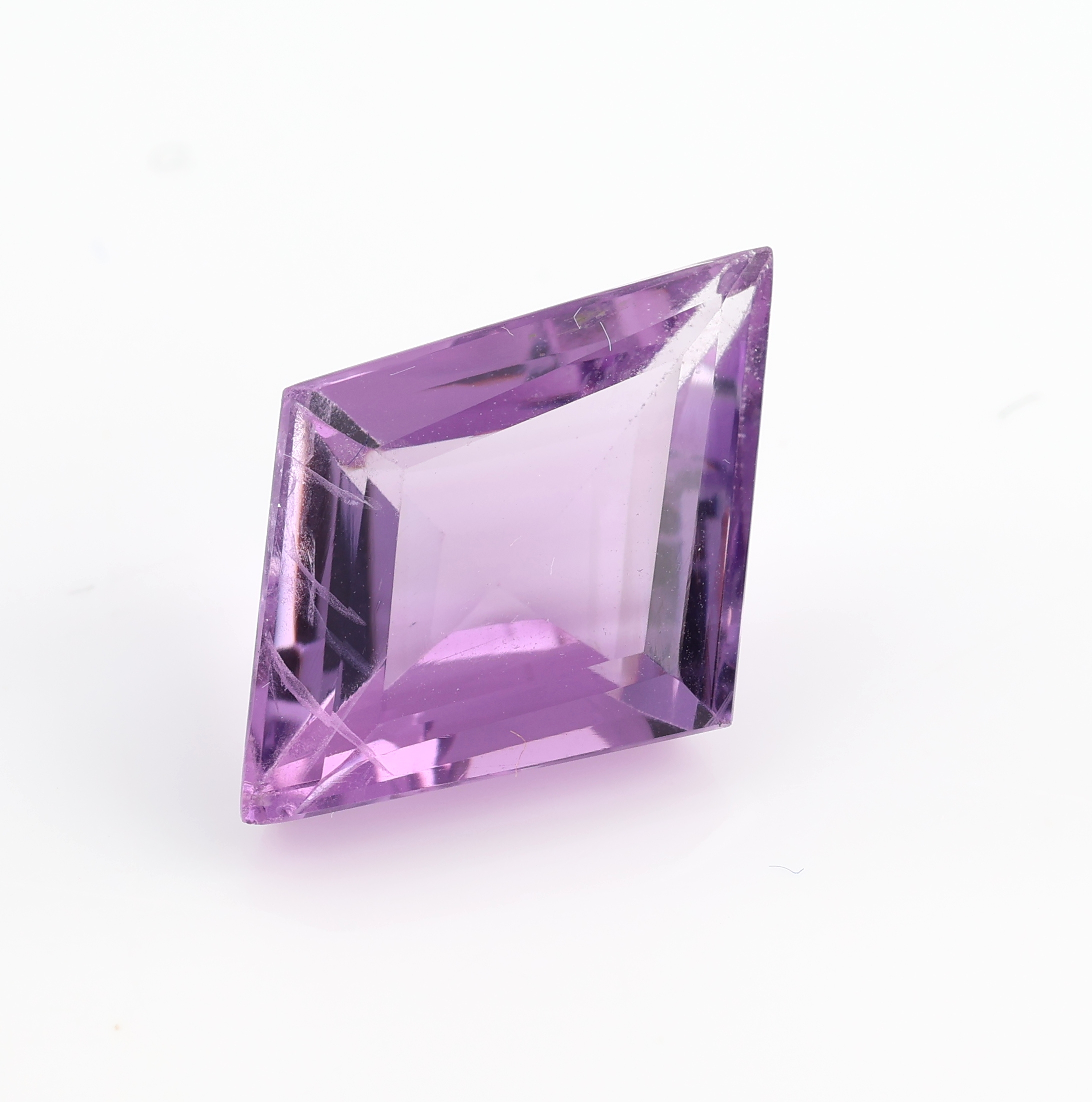 Detail a: Konvolut 4 lose Amethyste: 1 x ca. 7.4 ct, Kiteschliff, ca. 19.0 x 13.5 x 7.4 mm; 1 x ca. 18.42 ct, Ovalschliff, ca. 21.5 x 16.24 x 9.35 mm; 1 x ca. ...