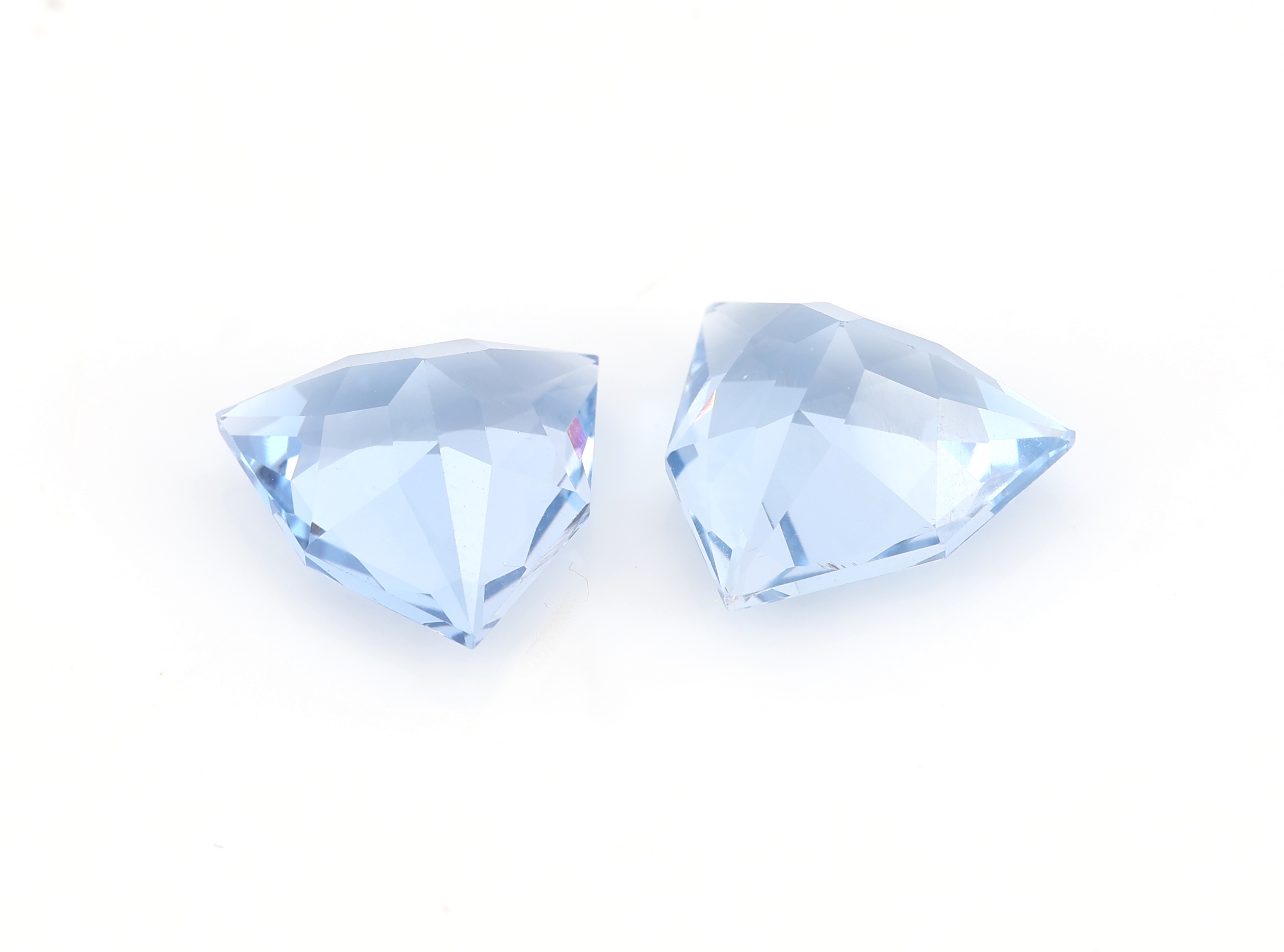 Detail b: Lot 2 lose Aquamarine zus. ca. 7.4 ct, Trillantschliff, schöne Farbe