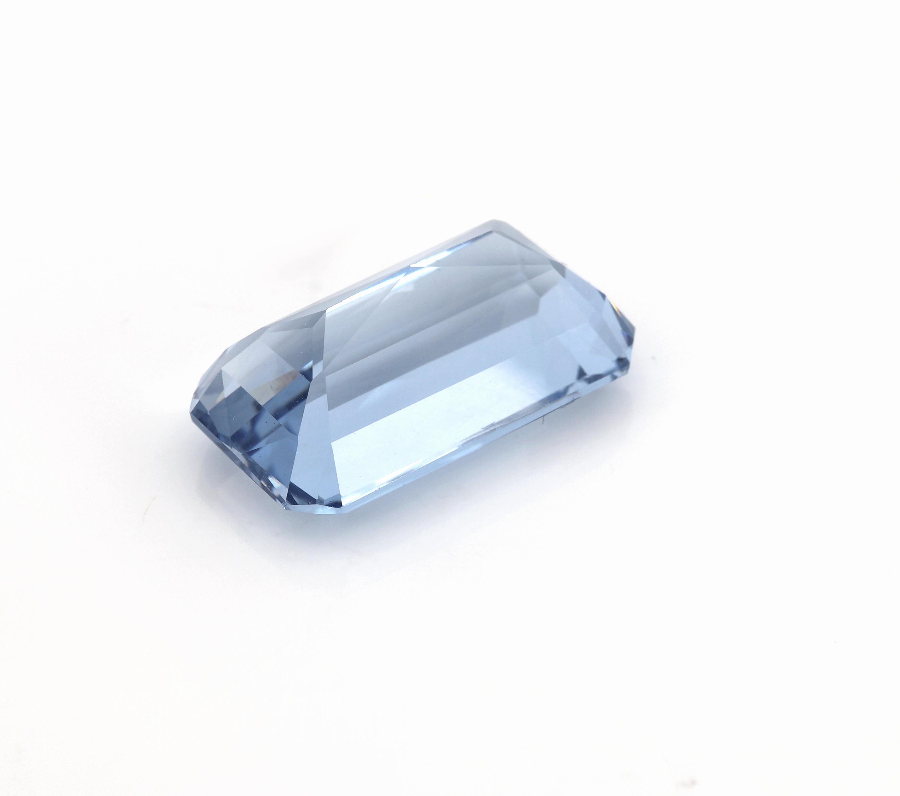 Detail b: Loser Aquamarin ca. 12.5 ct, ca. 18.9 x 10.7 x 7.9 mm, von schöner Farbe
