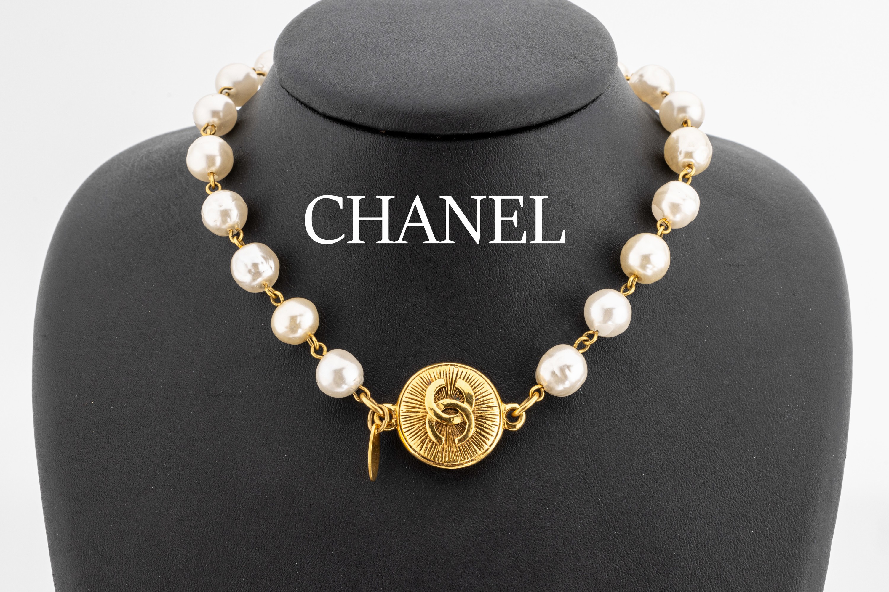 Überlanges CHANEL Modeschmuckcollier aus Kunstperlen, Paris, weiße Kunstperlen ca. 10 mm, Monturen und Chanel Emblem Metall verg., endlos, L. ca. ...