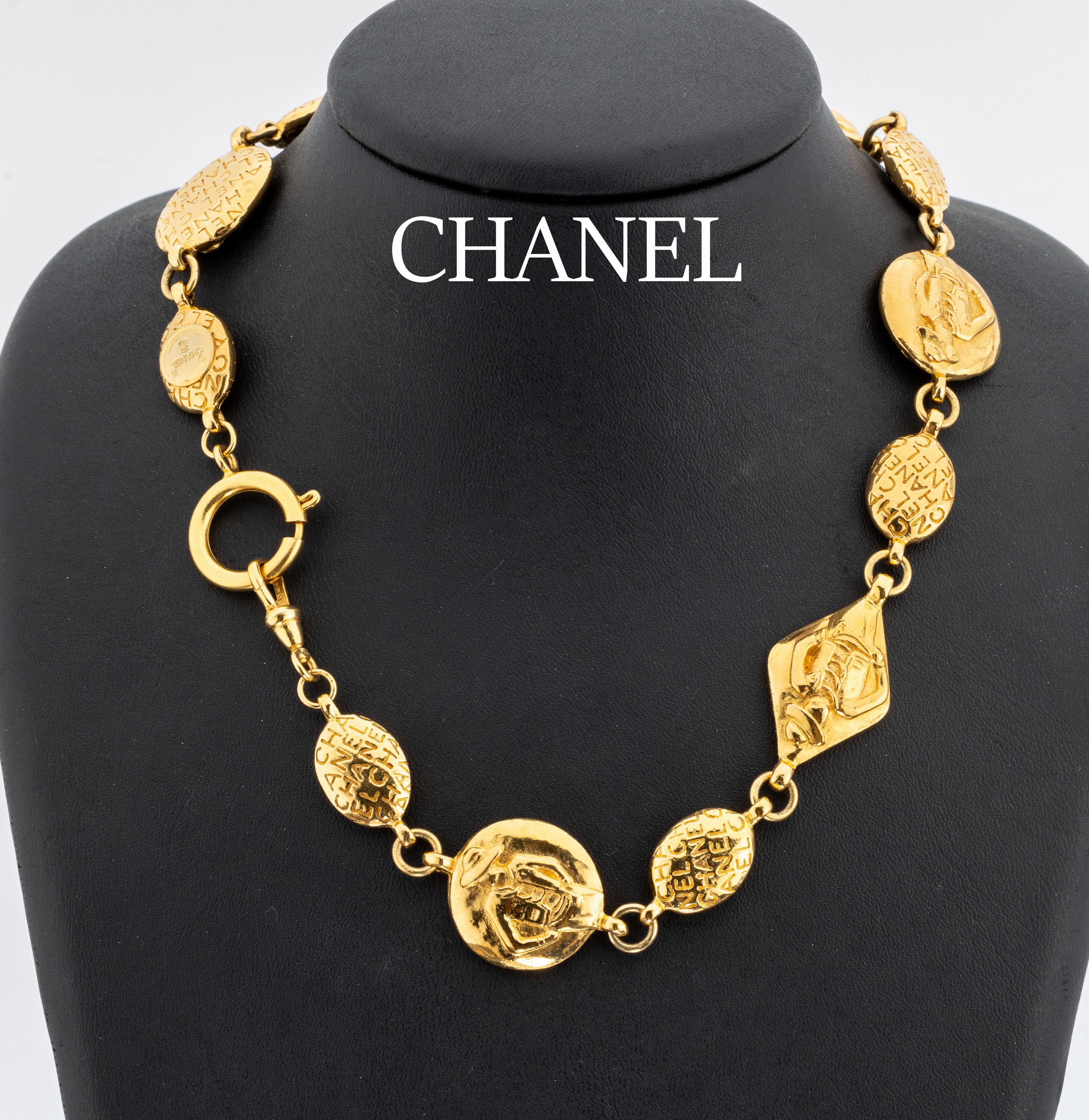 Langes CHANEL Collier, Paris, Metall verg.,ovale, runde und rautenförmig Elemente mit CHANEL Schriftzügen und Modeldarstellungen, großer ...