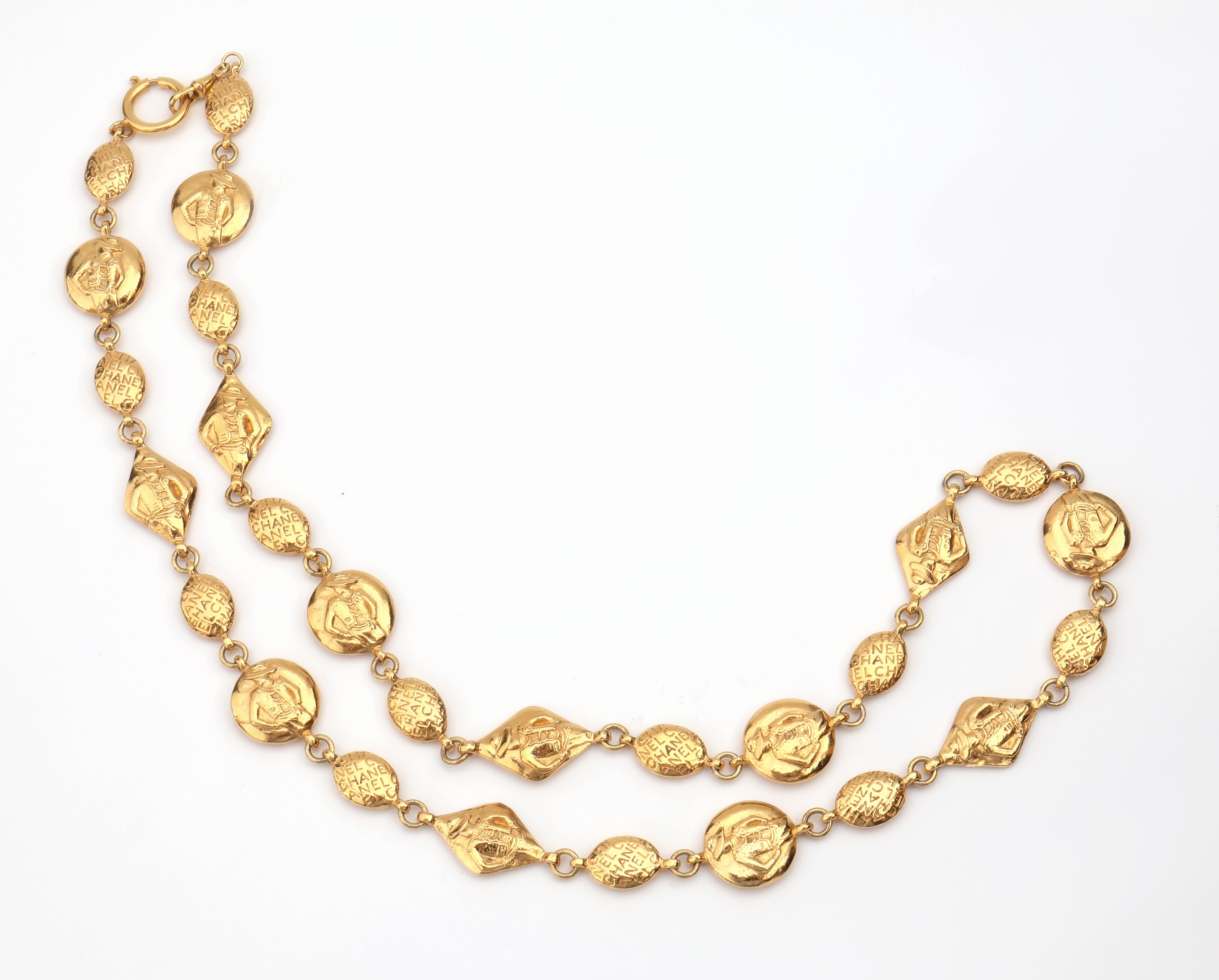 Detail a: Langes CHANEL Collier, Paris, Metall verg.,ovale, runde und rautenförmig Elemente mit CHANEL Schriftzügen und Modeldarstellungen, großer ...