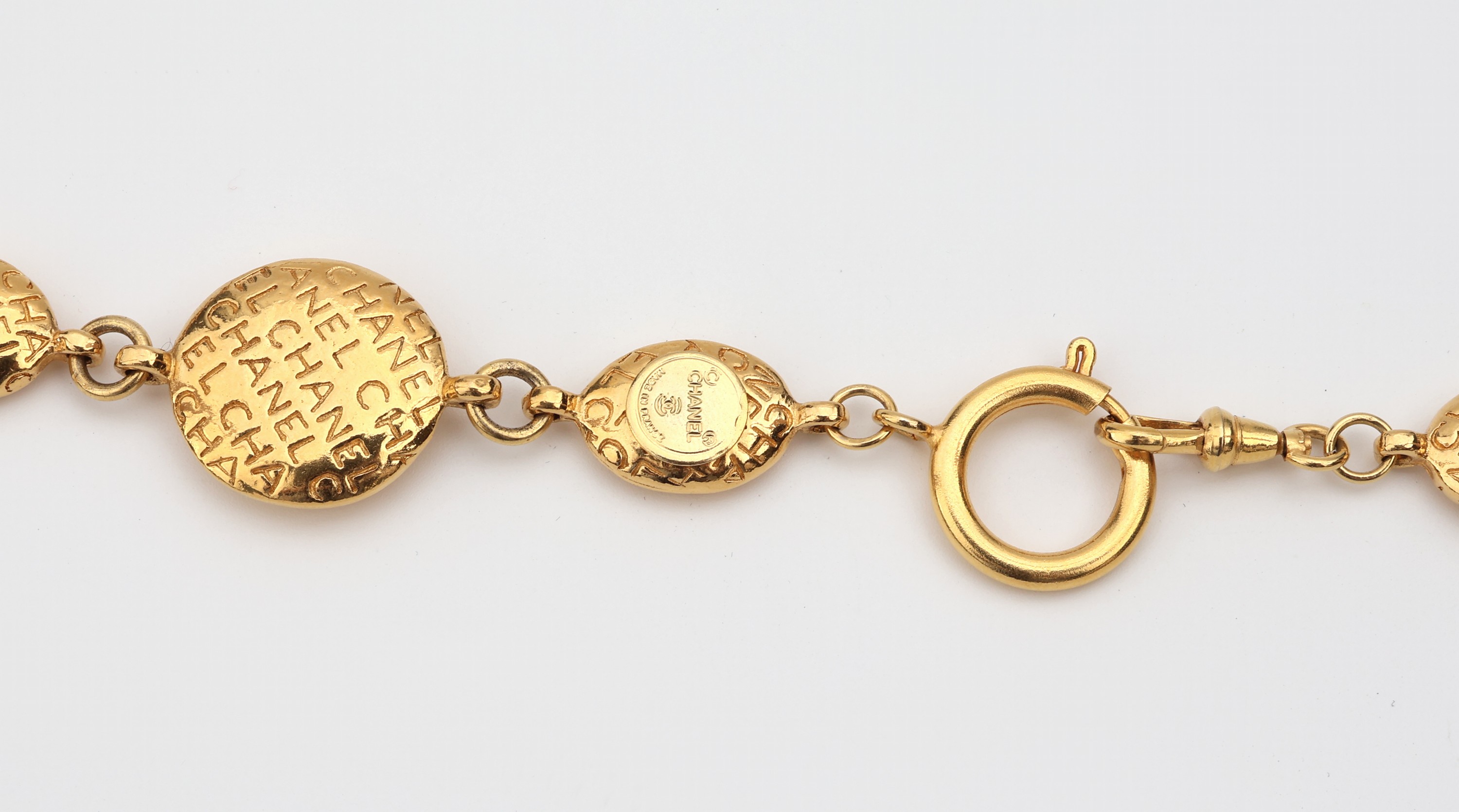 Detail b: Langes CHANEL Collier, Paris, Metall verg.,ovale, runde und rautenförmig Elemente mit CHANEL Schriftzügen und Modeldarstellungen, großer ...