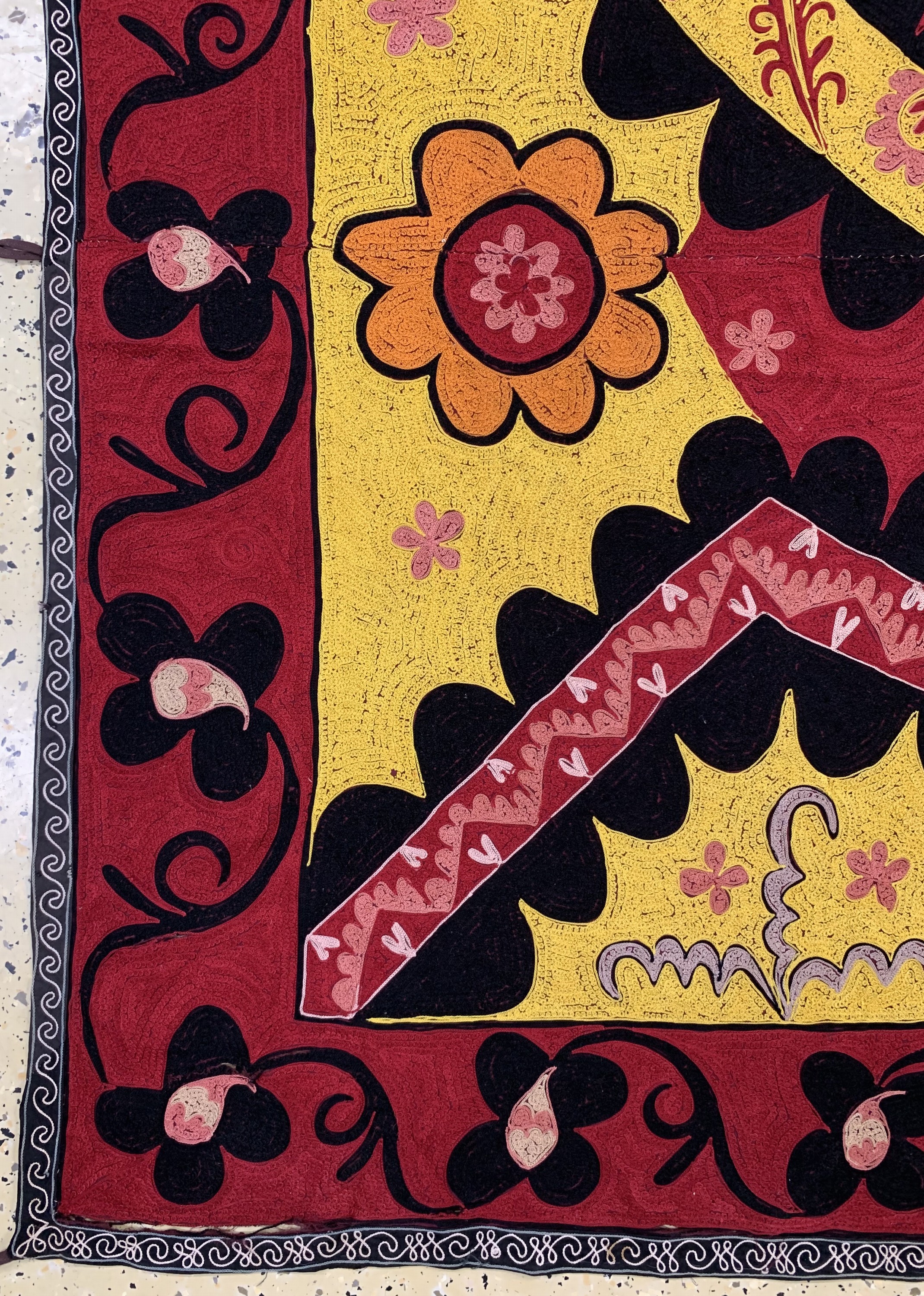 Detail b: Tadschiken Seiden-Susani, Tadschikistan, Anfang 20.Jhd, Seide-Baumwollstickerei, ca. 270 x 190 cm, EHZ: 2