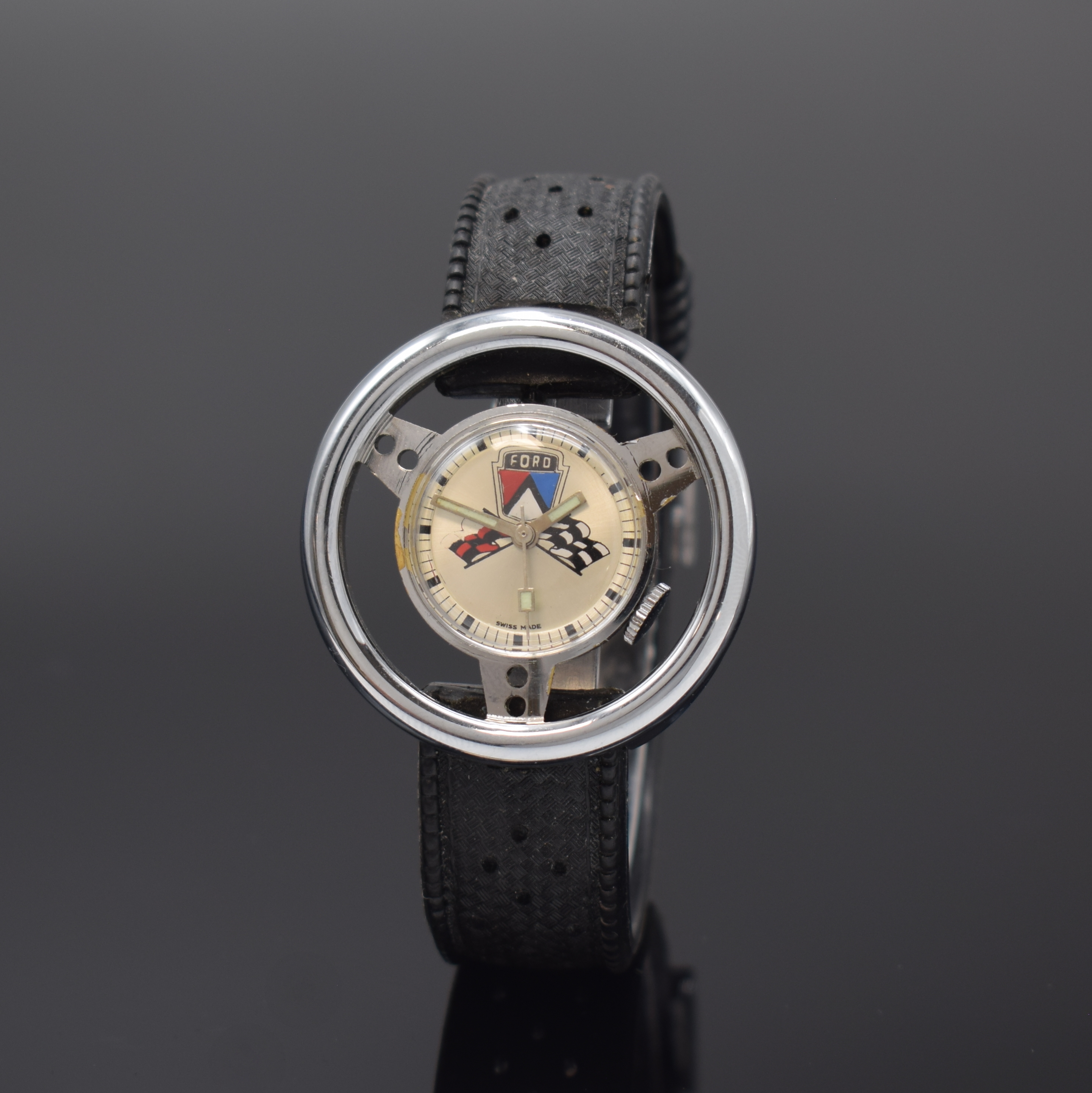 FORD Herrenarmbanduhr in Form eines Lenkrades, Schweiz um 1965, verchr. stilisiertes Gehäuse teilw. ber., silb. Zifferblatt entspr. sign. und mit ...
