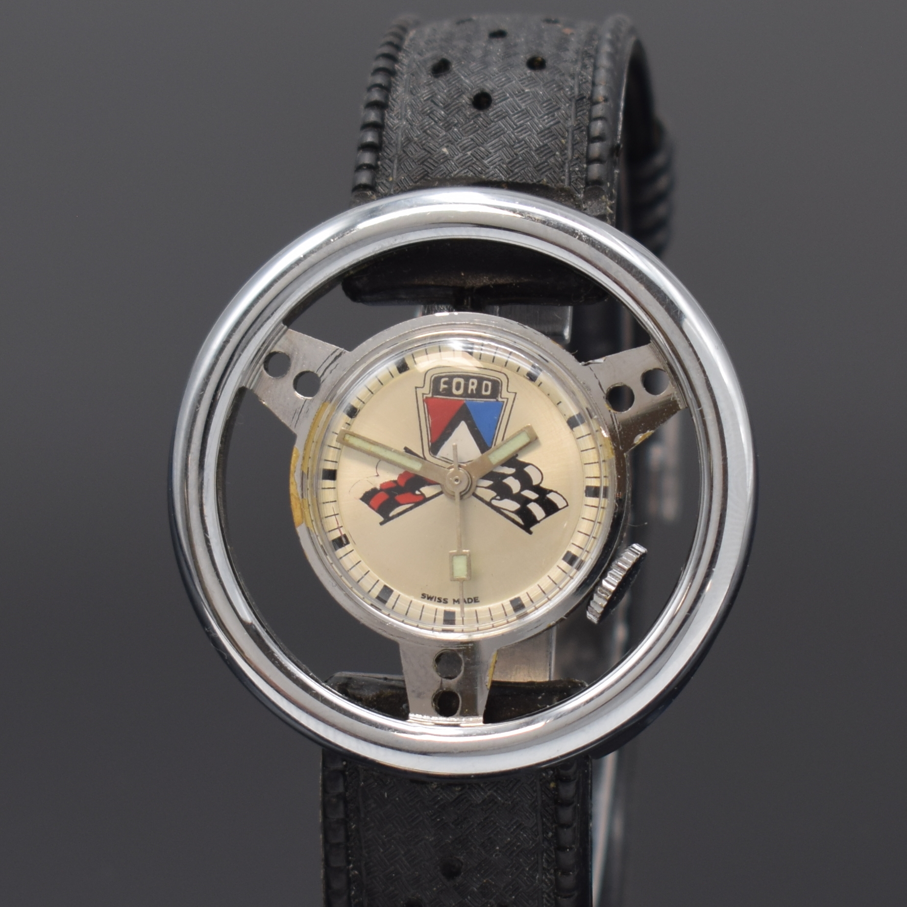 Detail a: FORD Herrenarmbanduhr in Form eines Lenkrades, Schweiz um 1965, verchr. stilisiertes Gehäuse teilw. ber., silb. Zifferblatt entspr. sign. und mit ...